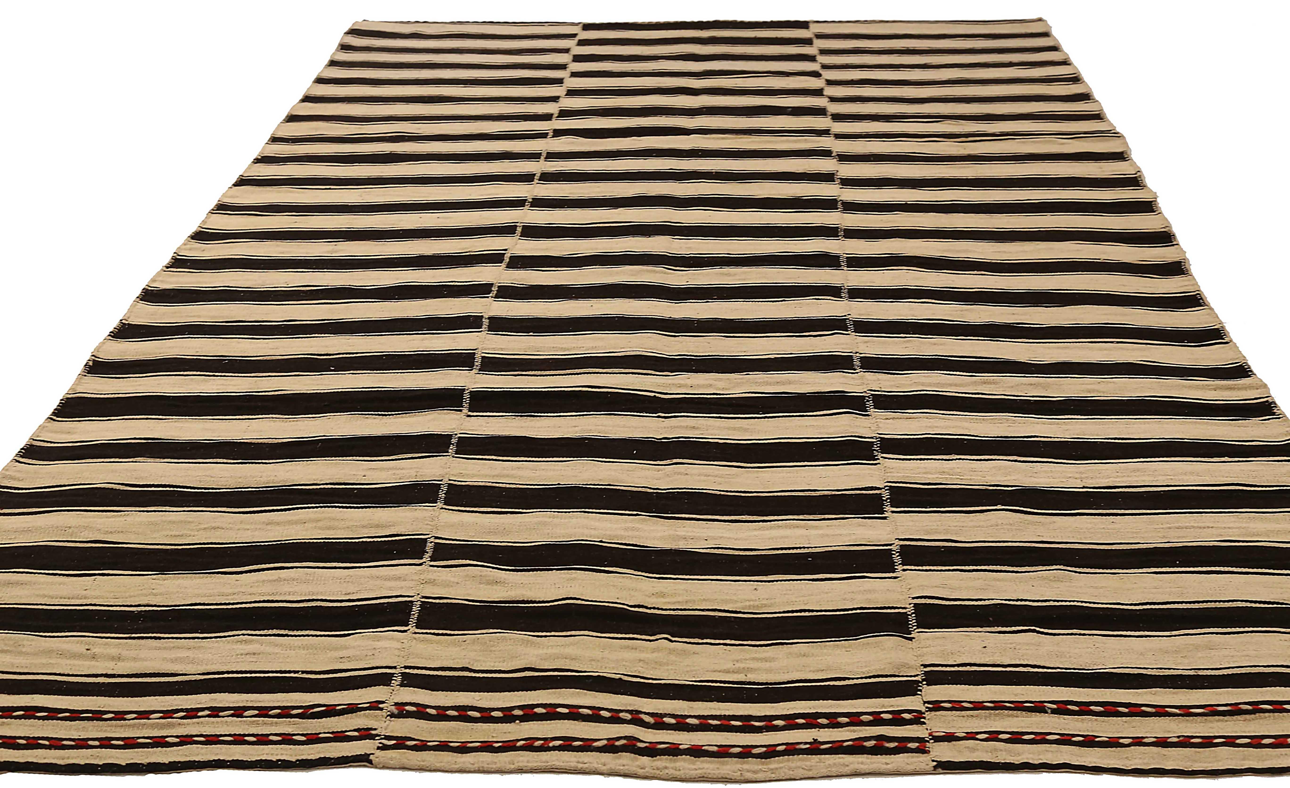 Ancien tapis persan tissé à la main à partir de la meilleure laine de mouton. Il est coloré avec des colorants végétaux entièrement naturels, sans danger pour les humains et les animaux de compagnie. Il s'agit d'un motif Kilim traditionnel tissé à