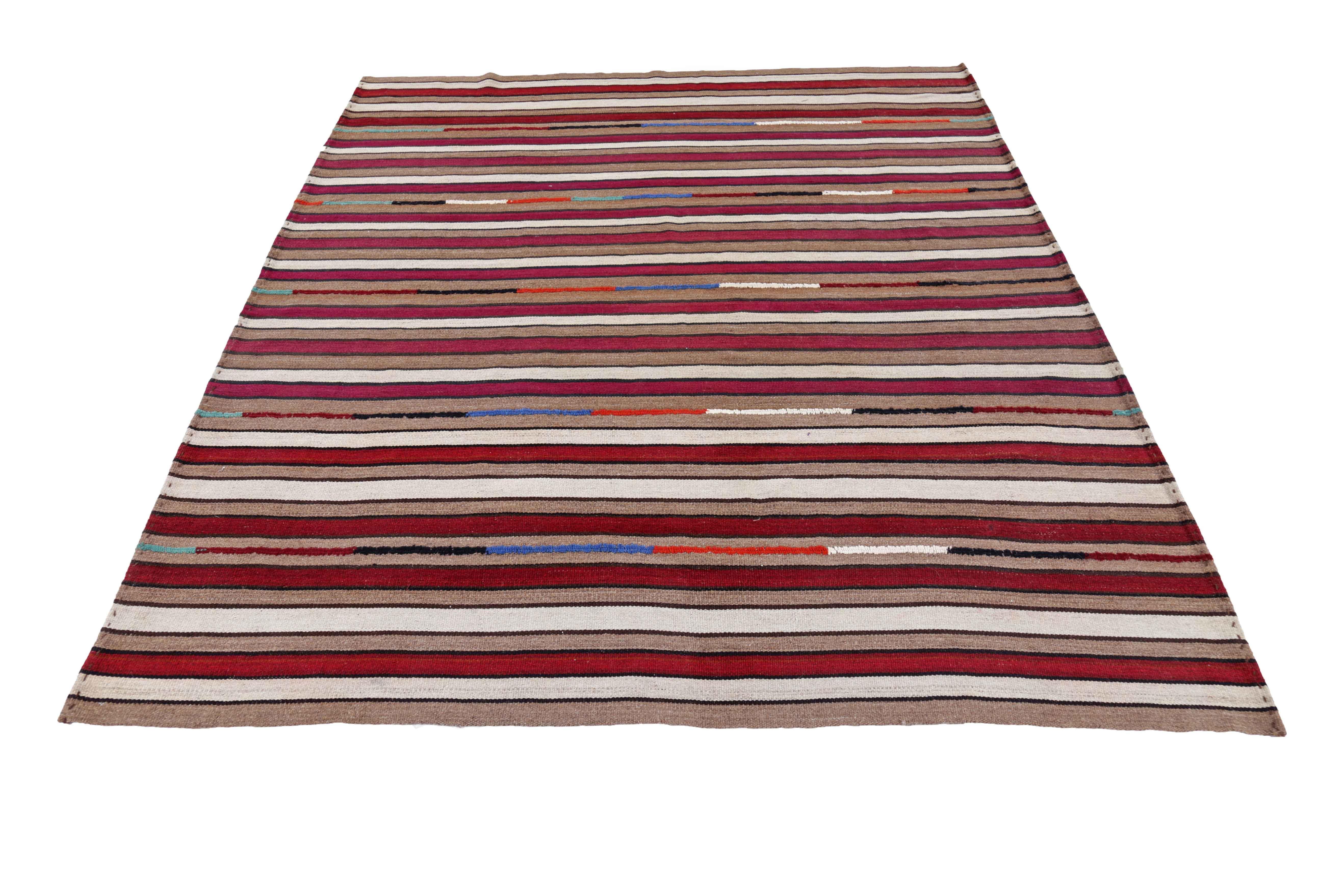 Antiker persischer Teppich, handgewebt aus feinster Schafswolle. Es ist mit natürlichen pflanzlichen Farbstoffen gefärbt, die für Menschen und Haustiere sicher sind. Es handelt sich um ein traditionelles Kilim-Design, das von erfahrenen