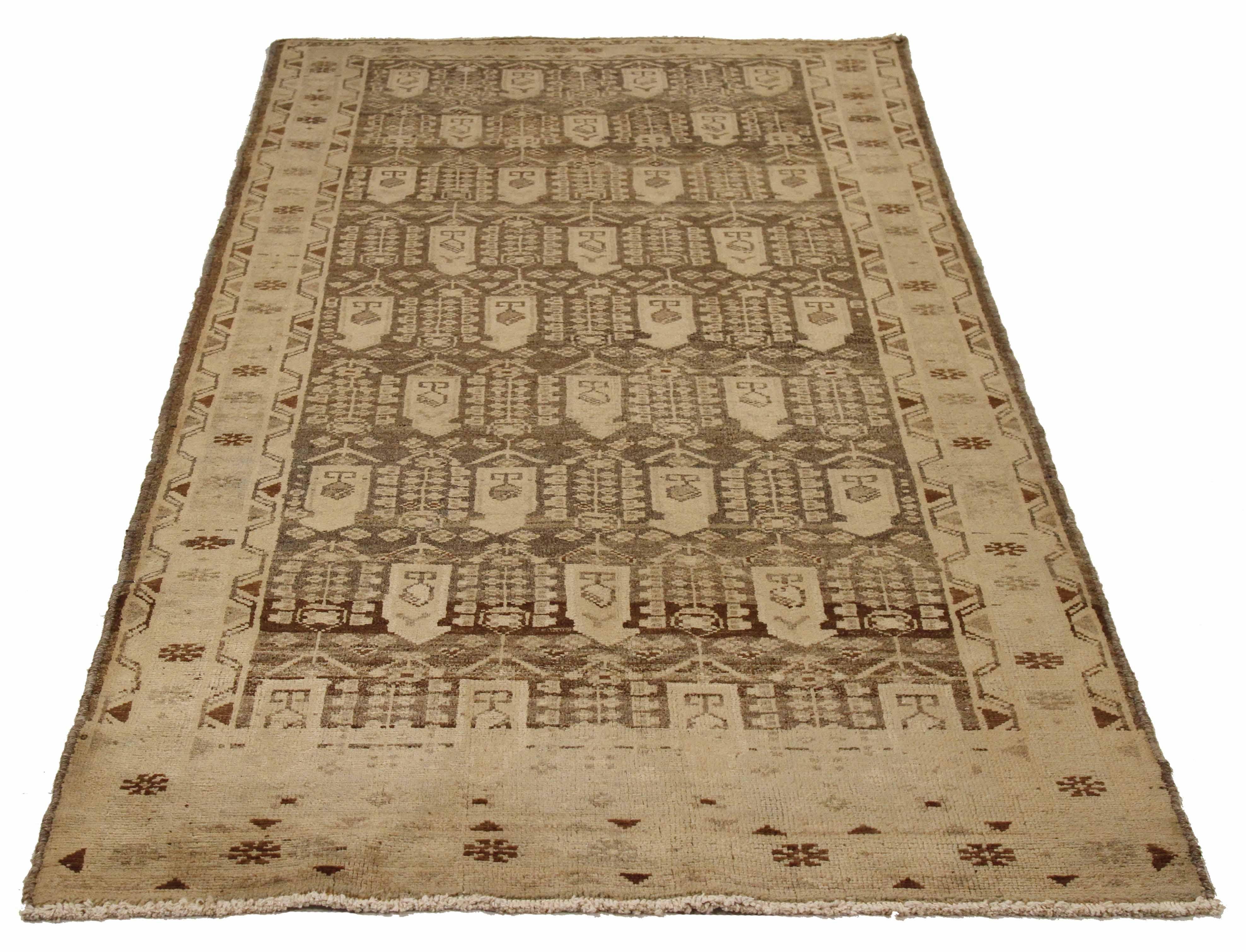 Ancien tapis persan tissé à la main à partir de la meilleure laine de mouton. Il est coloré avec des colorants végétaux entièrement naturels, sans danger pour les humains et les animaux de compagnie. Il s'agit d'un motif traditionnel Malayer tissé à