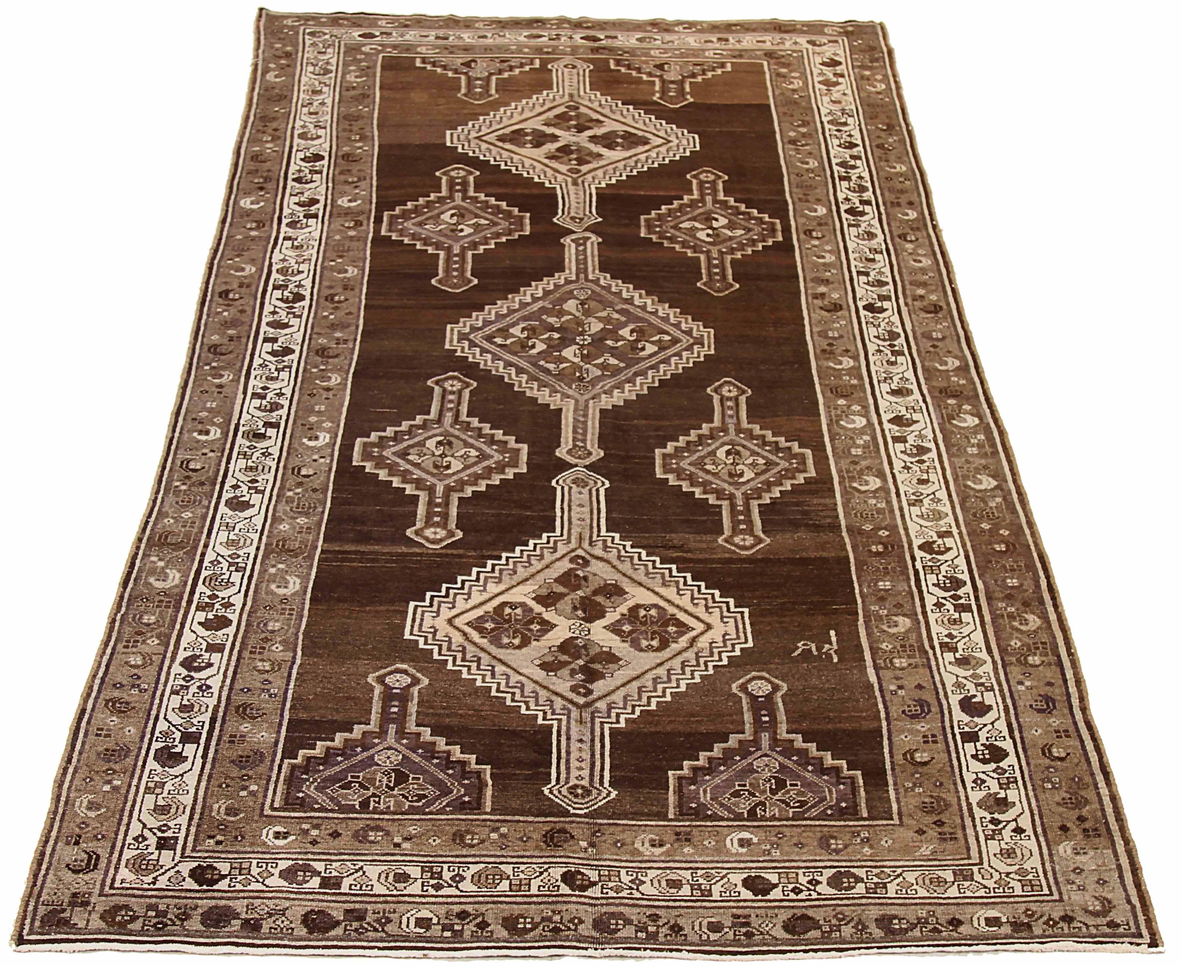 Antiker persischer Teppich, handgewebt aus feinster Schafswolle. Es ist mit natürlichen pflanzlichen Farbstoffen gefärbt, die für Menschen und Haustiere sicher sind. Es handelt sich um ein traditionelles Design aus Malayer, das von erfahrenen