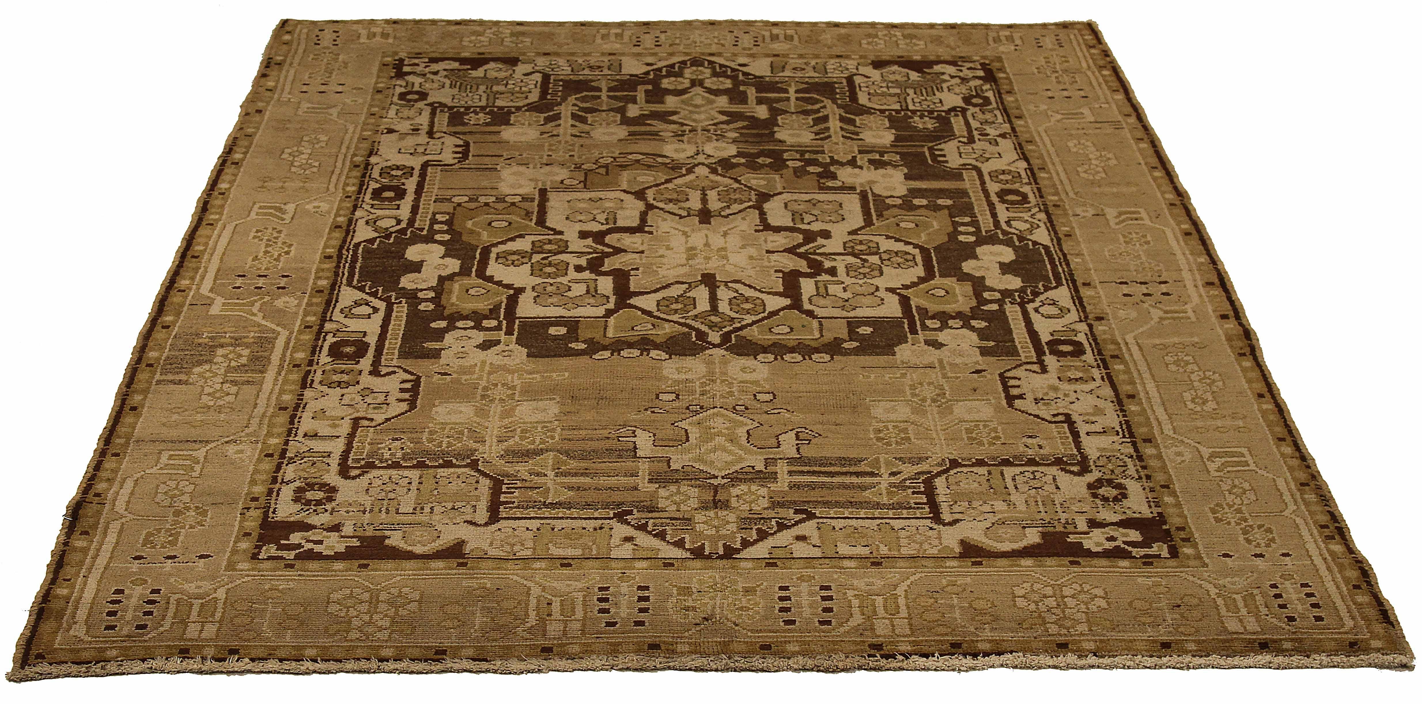 Antigua alfombra persa tejida a mano con la mejor lana de oveja. Está coloreado con tintes vegetales totalmente naturales que son seguros para humanos y mascotas. Es un diseño tradicional malayo tejido a mano por expertos artesanos. Es una alfombra