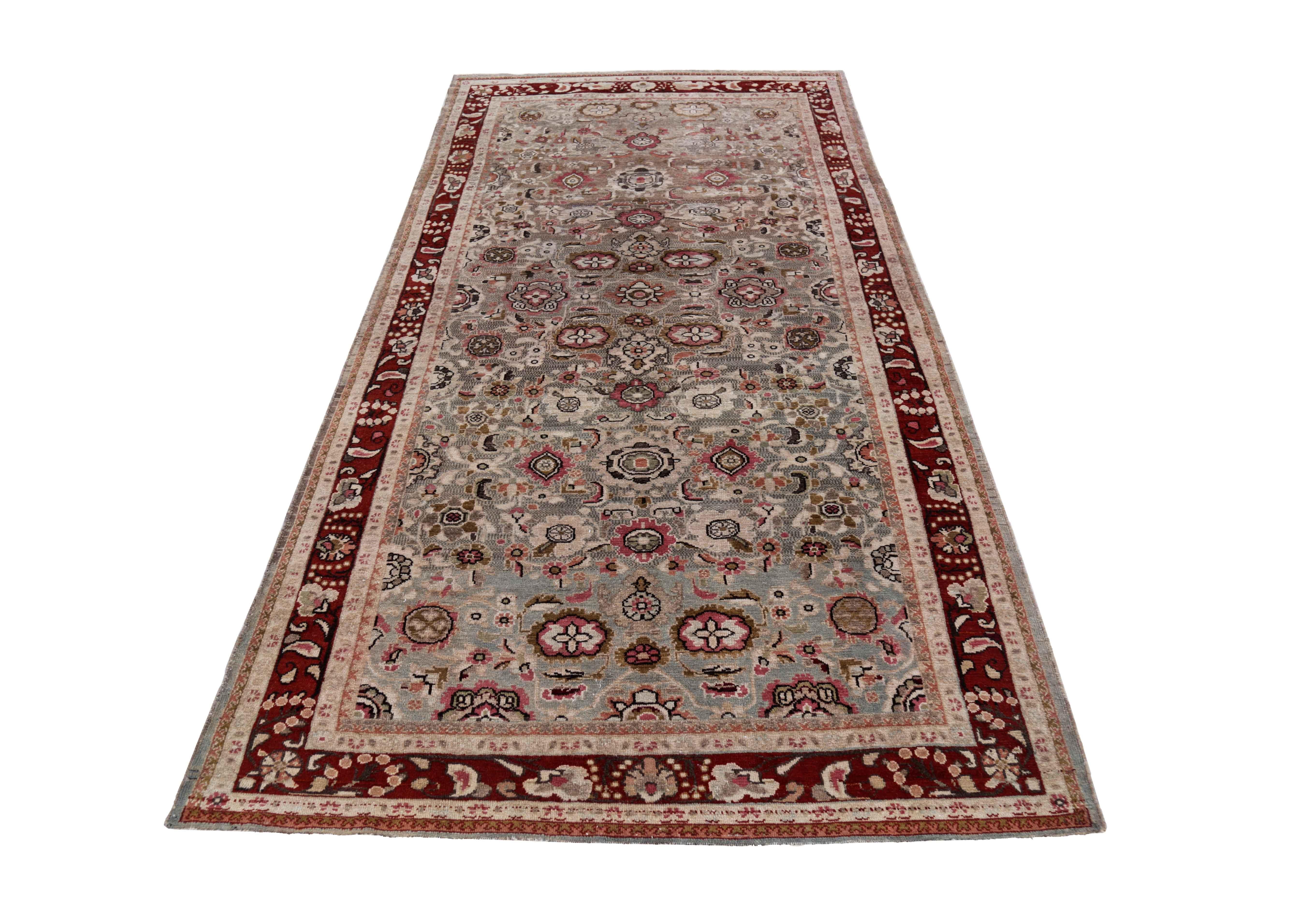 Ancien tapis persan tissé à la main à partir de la meilleure laine de mouton. Il est coloré avec des colorants végétaux entièrement naturels, sans danger pour les humains et les animaux de compagnie. Il s'agit d'un motif traditionnel Malayer tissé à