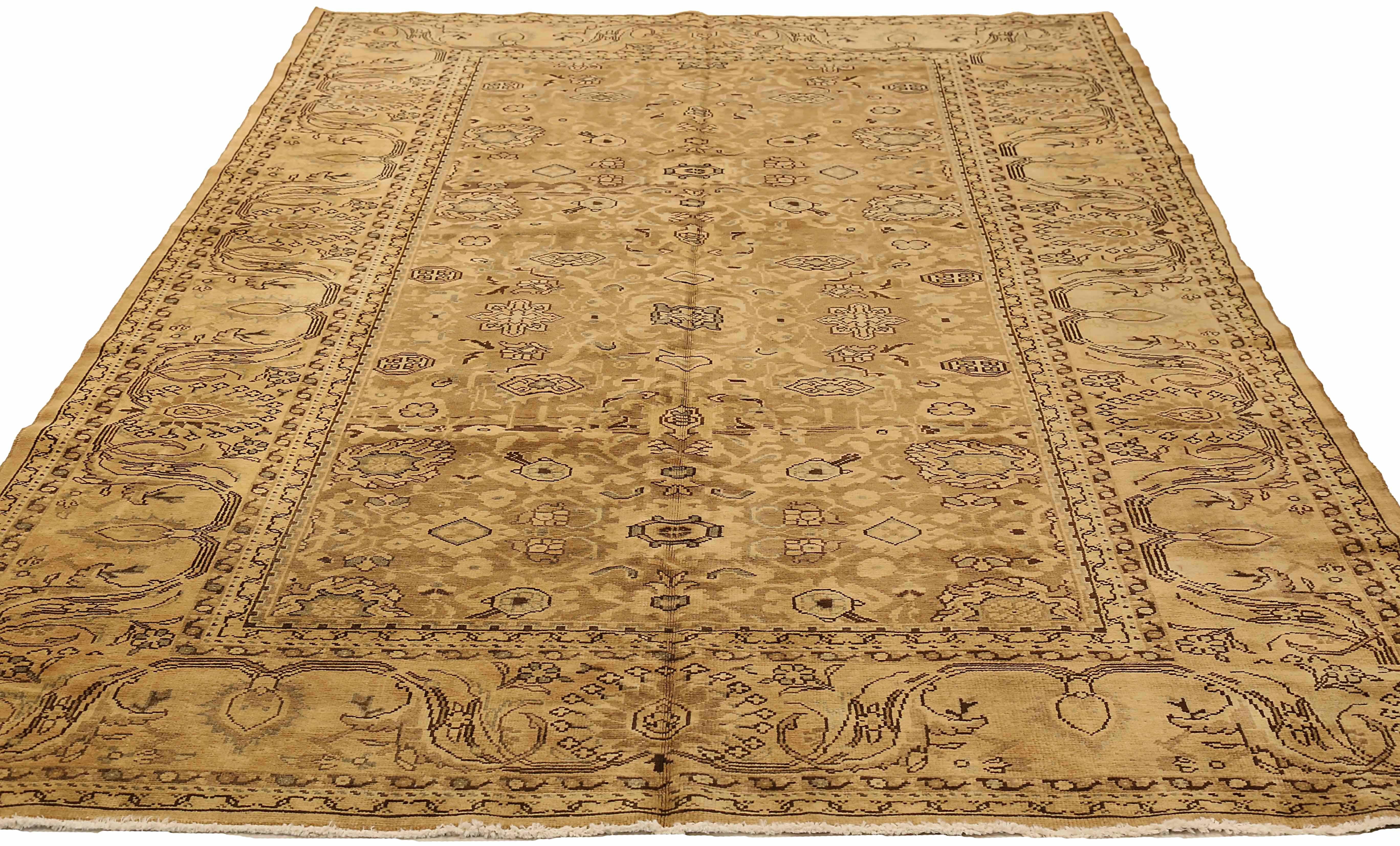Antiker persischer Teppich, handgewebt aus feinster Schafswolle. Es ist mit natürlichen pflanzlichen Farbstoffen gefärbt, die für Menschen und Haustiere sicher sind. Es ist ein traditionelles Malayer-Design, das von erfahrenen Kunsthandwerkern