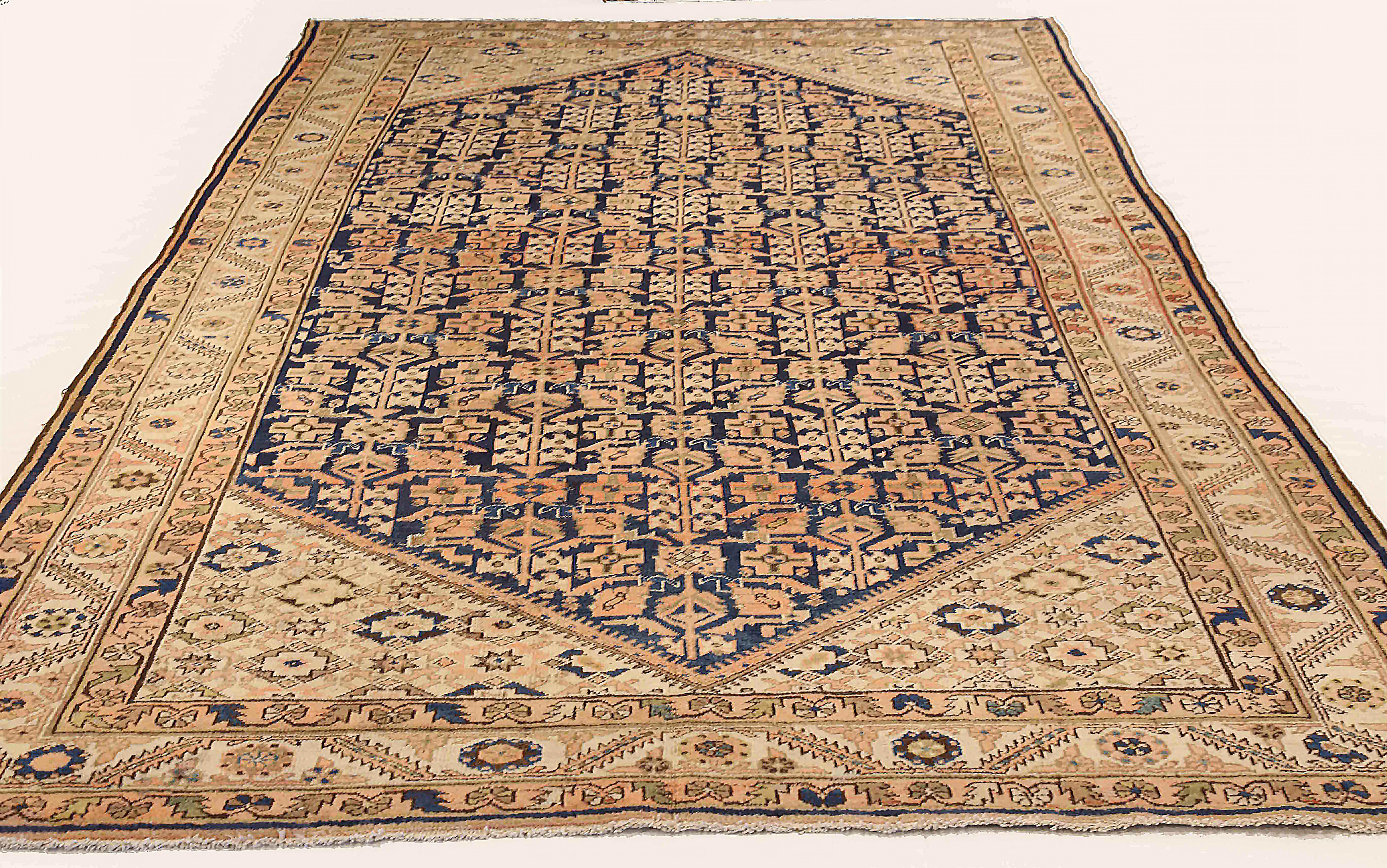 Antiker persischer Teppich, handgewebt aus feinster Schafswolle. Es ist mit natürlichen pflanzlichen Farbstoffen gefärbt, die für Menschen und Haustiere sicher sind. Es handelt sich um ein traditionelles Design aus Malayer, das von erfahrenen
