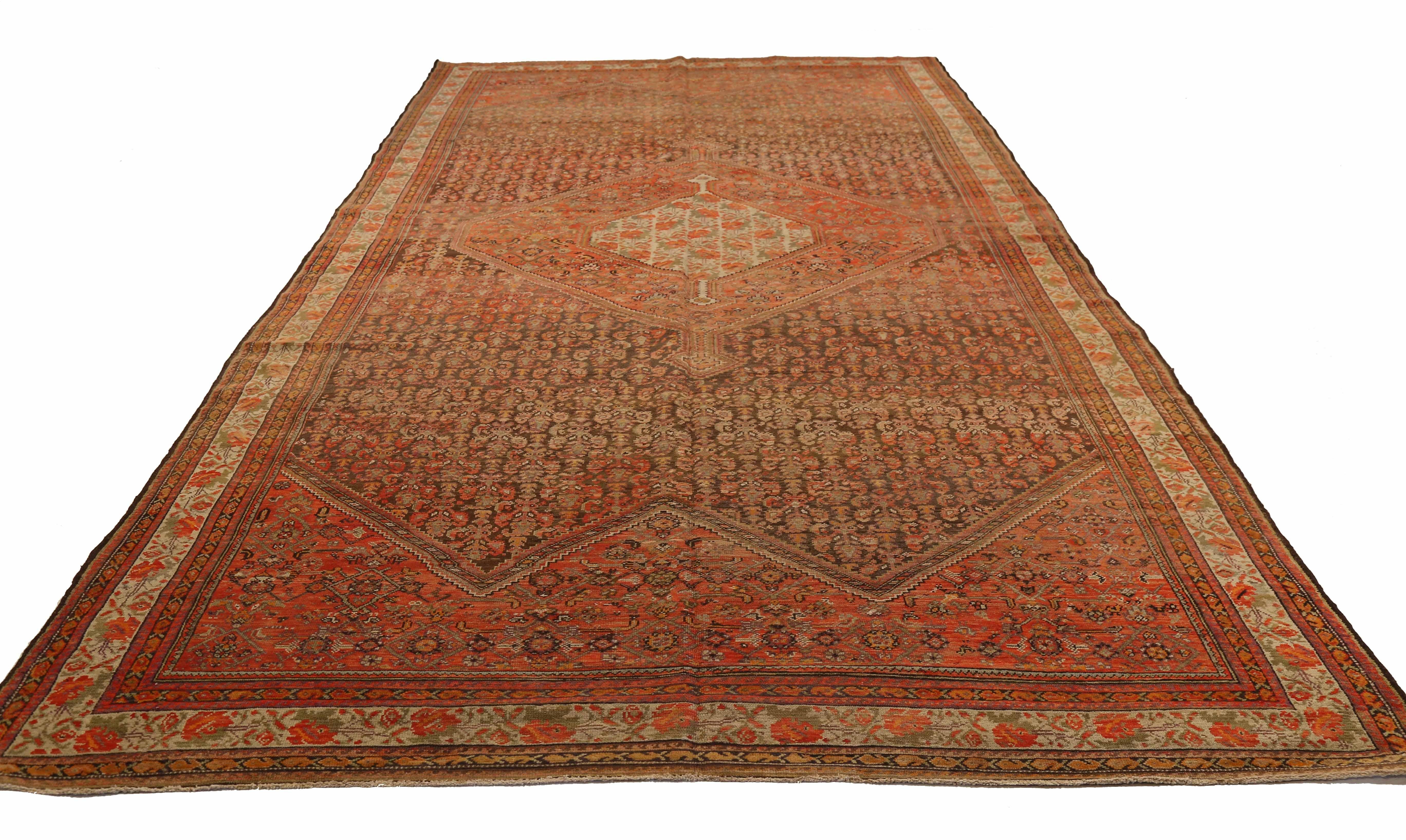 Ancien tapis persan tissé à la main à partir de la meilleure laine de mouton. Il est coloré avec des colorants végétaux entièrement naturels, sans danger pour les humains et les animaux de compagnie. Il s'agit d'un motif traditionnel Malayer tissé à