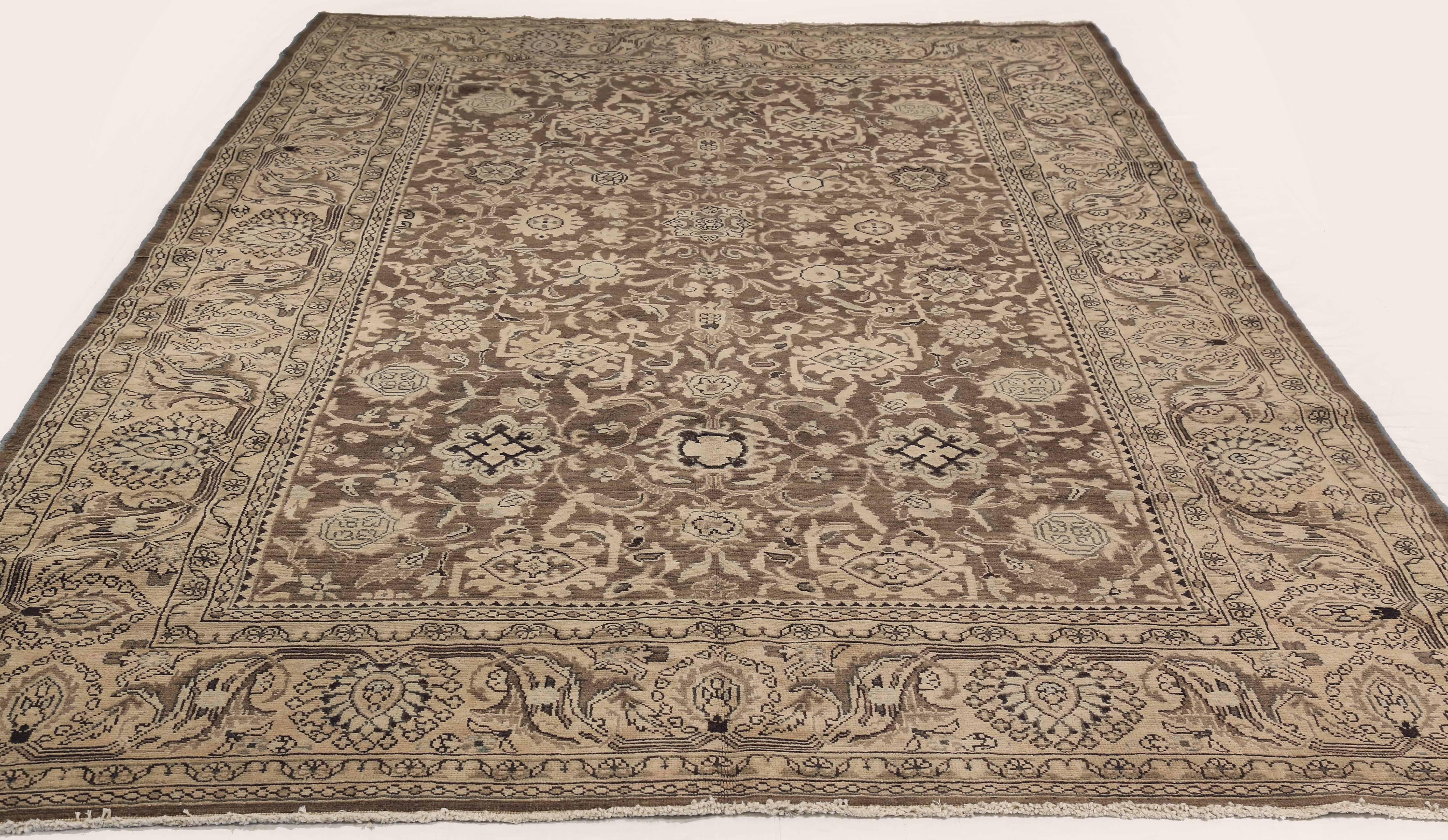 Antiker persischer Teppich, handgewebt aus feinster Schafswolle. Es ist mit natürlichen pflanzlichen Farbstoffen gefärbt, die für Menschen und Haustiere sicher sind. Es ist ein traditionelles Malayer-Design, das von erfahrenen Kunsthandwerkern
