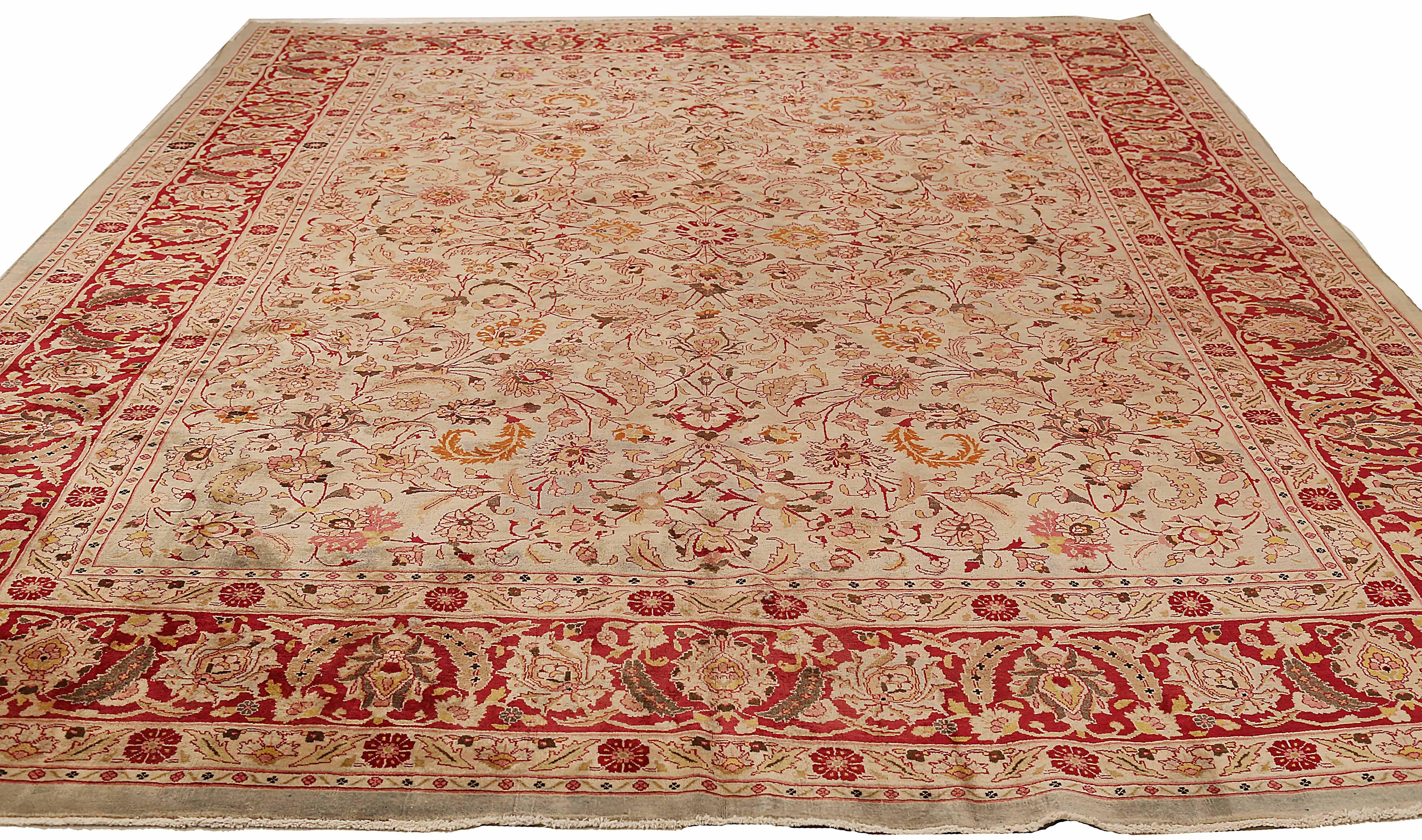 Antiker persischer Teppich, handgewebt aus feinster Schafswolle. Es ist mit natürlichen pflanzlichen Farbstoffen gefärbt, die für Menschen und Haustiere sicher sind. Es handelt sich um ein traditionelles Mashad-Design, das von erfahrenen