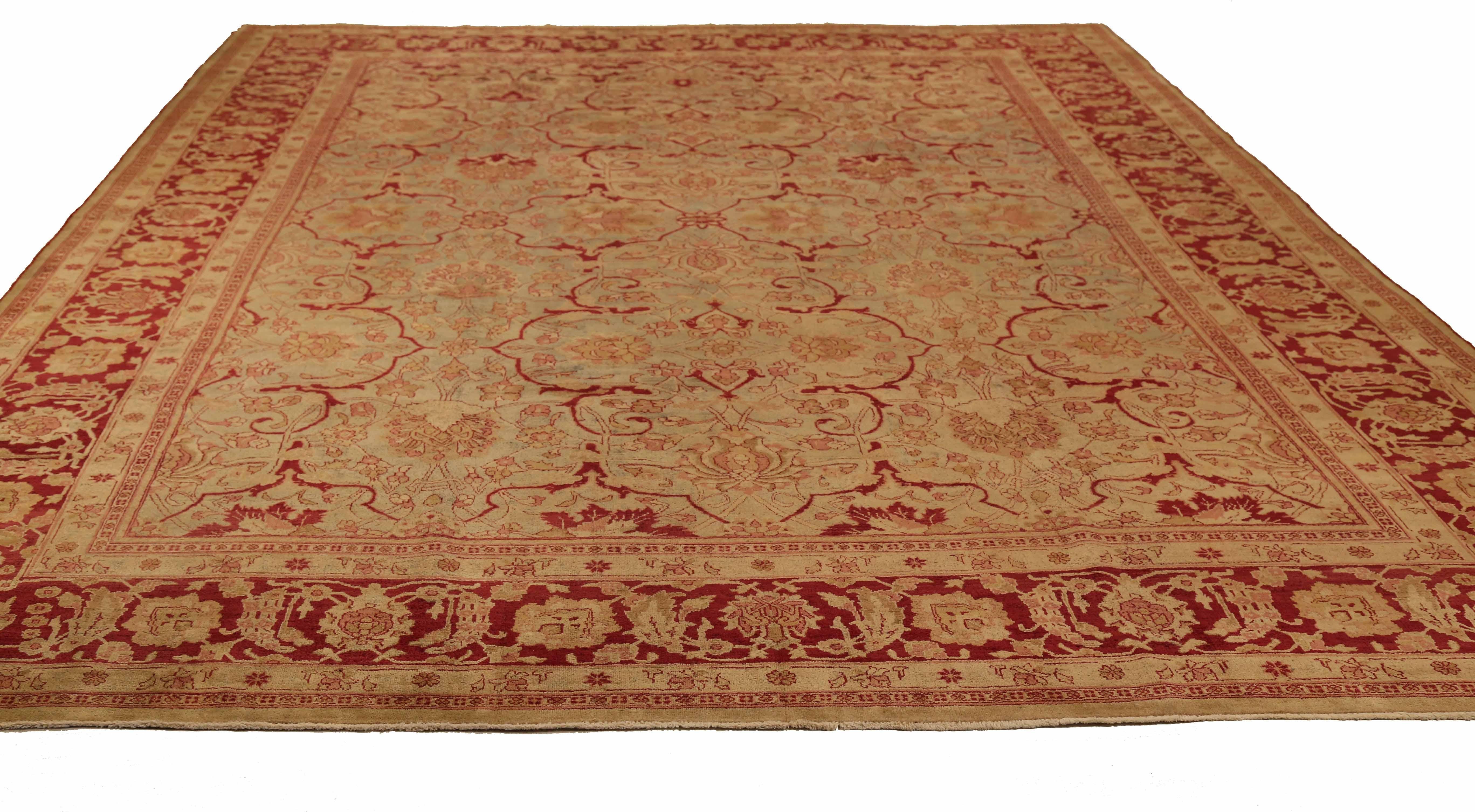 Ancien tapis persan tissé à la main à partir de la meilleure laine de mouton. Il est coloré avec des colorants végétaux entièrement naturels, sans danger pour les humains et les animaux de compagnie. Il s'agit d'un motif traditionnel du Mashad,