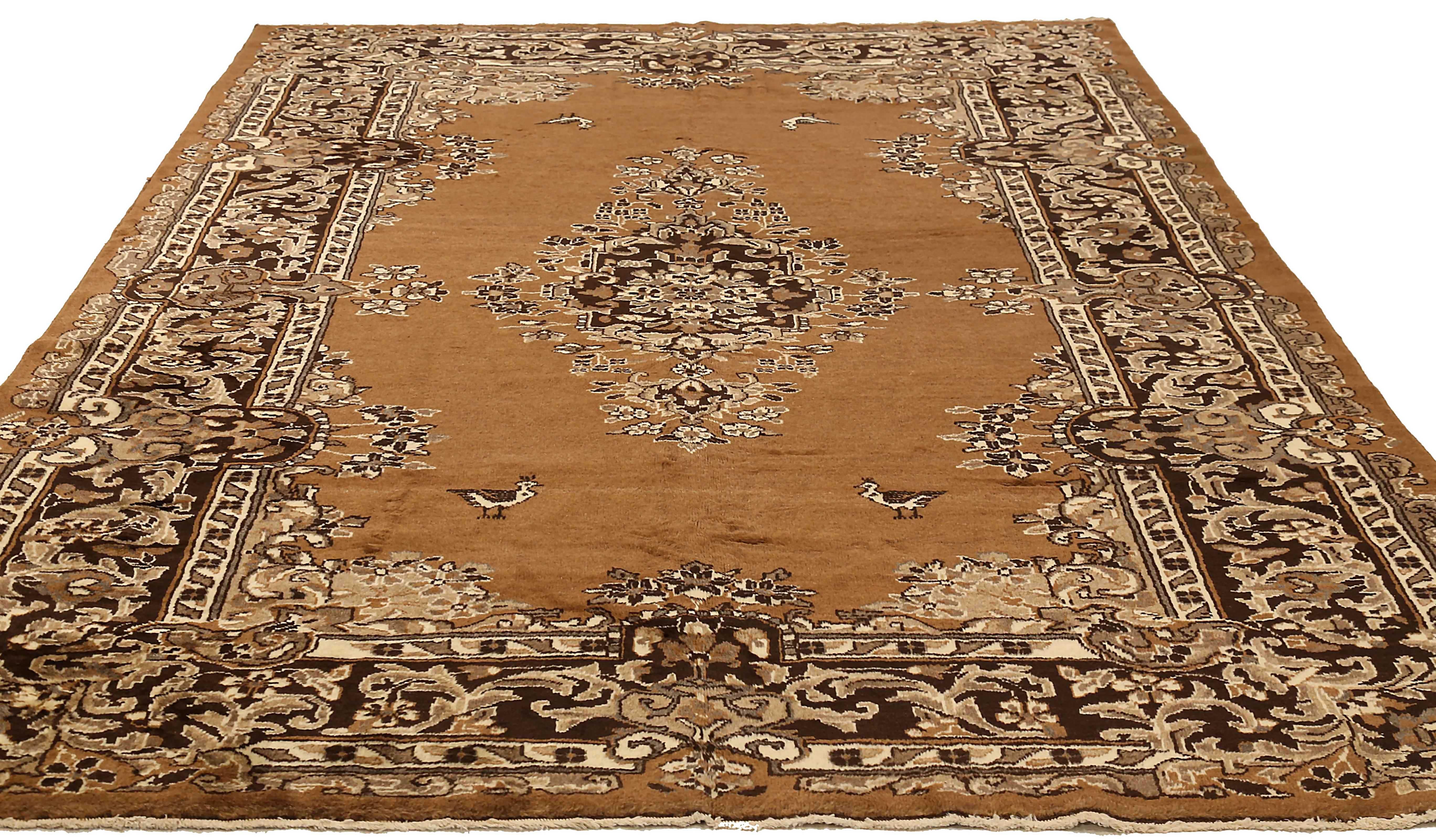 Ancien tapis persan tissé à la main à partir de la meilleure laine de mouton. Il est coloré avec des colorants végétaux entièrement naturels, sans danger pour les humains et les animaux de compagnie. Il s'agit d'un modèle traditionnel de Mashad