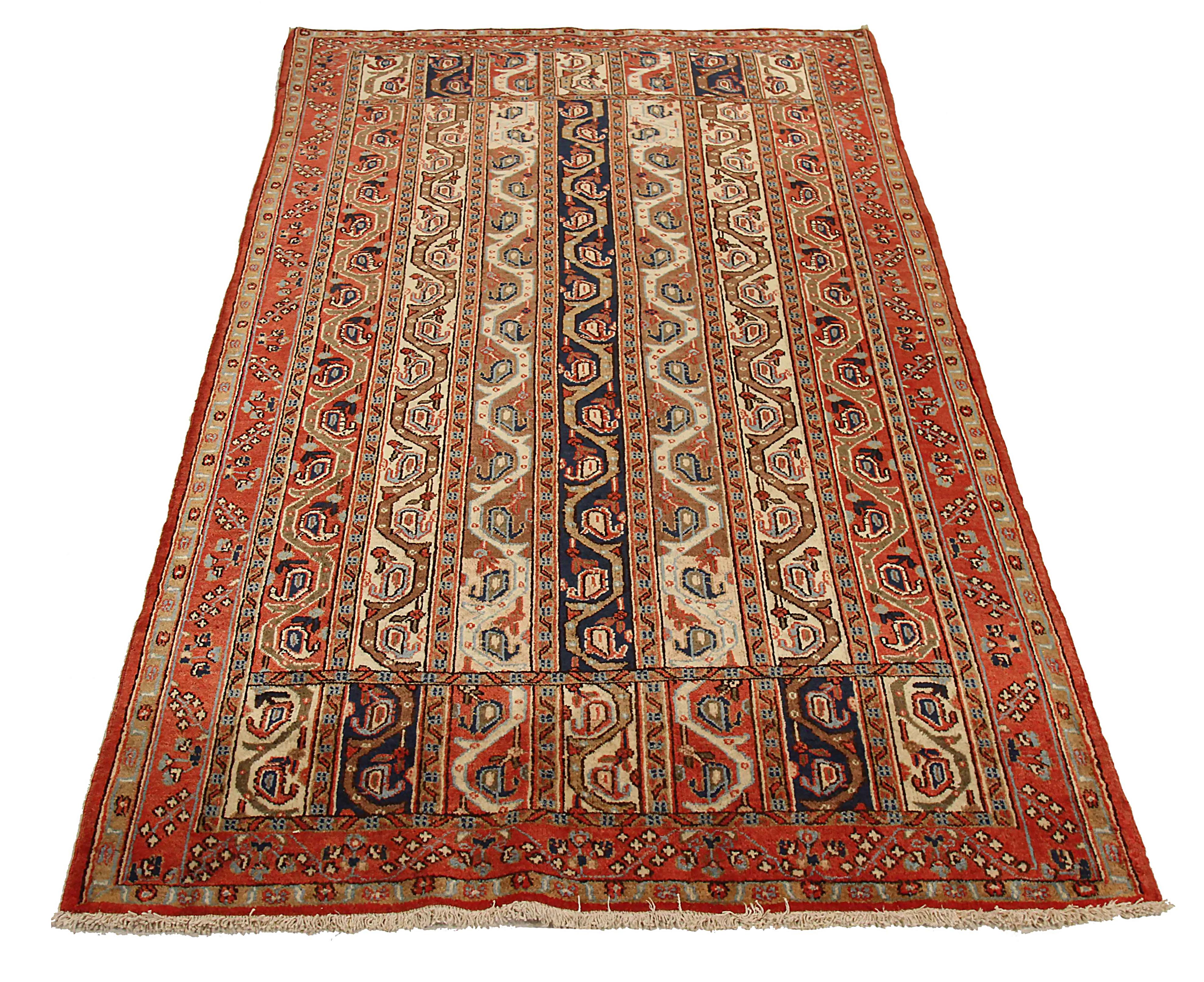 Ancien tapis persan tissé à la main à partir de la meilleure laine de mouton. Il est coloré avec des colorants végétaux entièrement naturels, sans danger pour les humains et les animaux de compagnie. Il s'agit d'un motif traditionnel de Qom tissé à