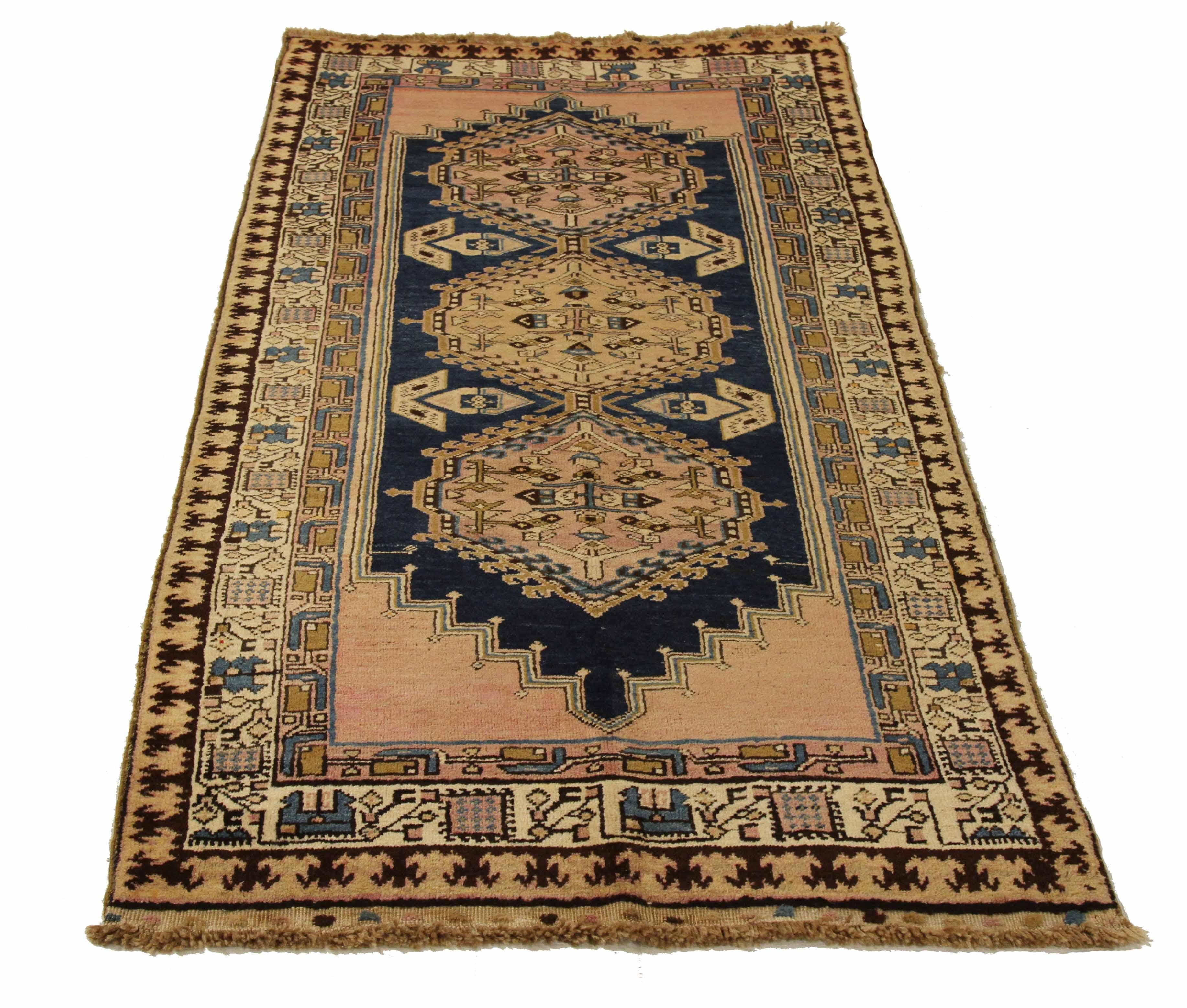 Tapis persan ancien, tissé à la main avec de la laine de mouton de qualité supérieure, coloré avec des teintures végétales naturelles et sûres, design sarab traditionnel, travail artisanal qualifié, convient à tous les styles d'intérieur, dimensions