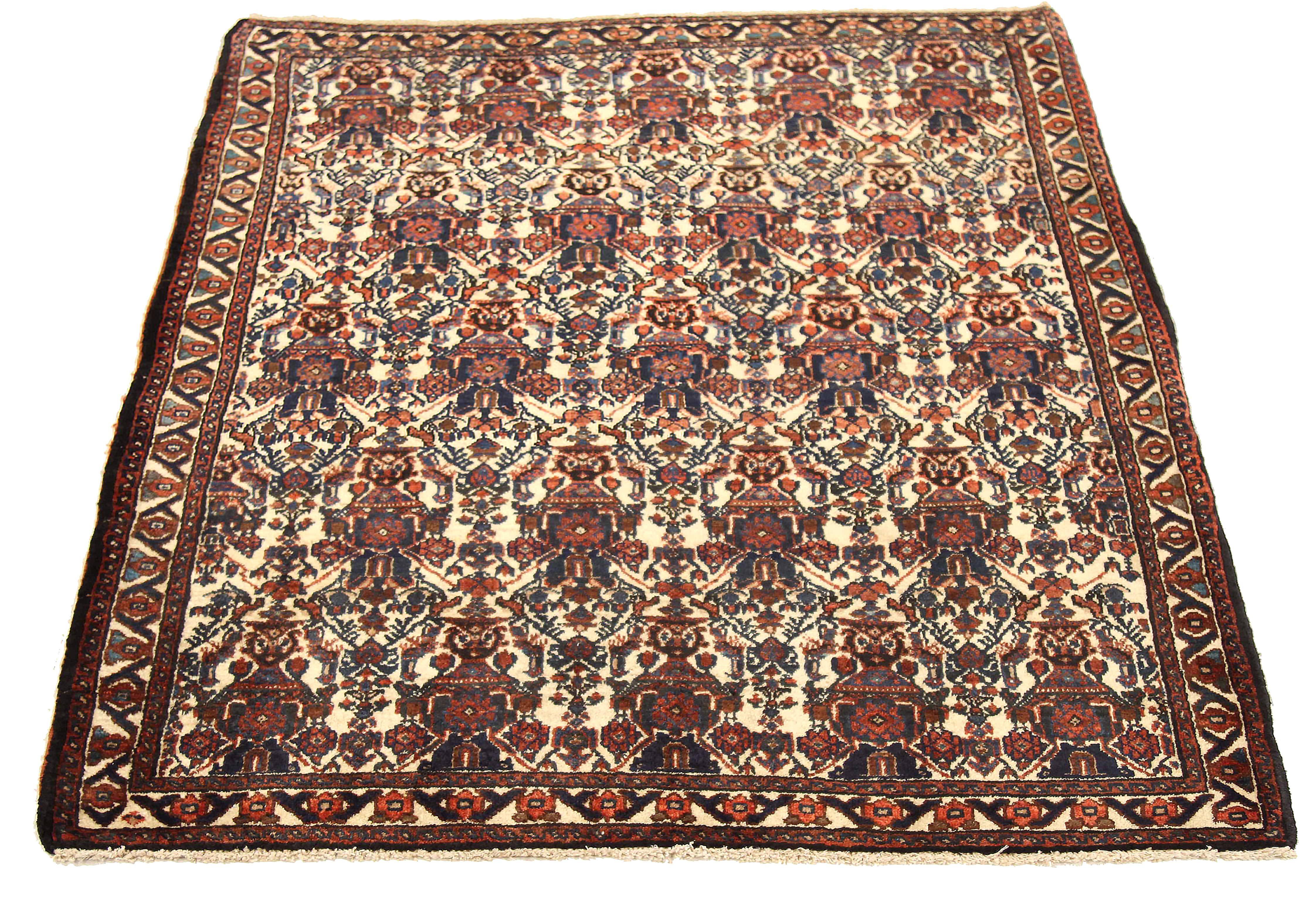 Ancien tapis persan tissé à la main à partir de la meilleure laine de mouton. Il est coloré avec des colorants végétaux entièrement naturels, sans danger pour les humains et les animaux de compagnie. Il s'agit d'un modèle traditionnel de Shiraz