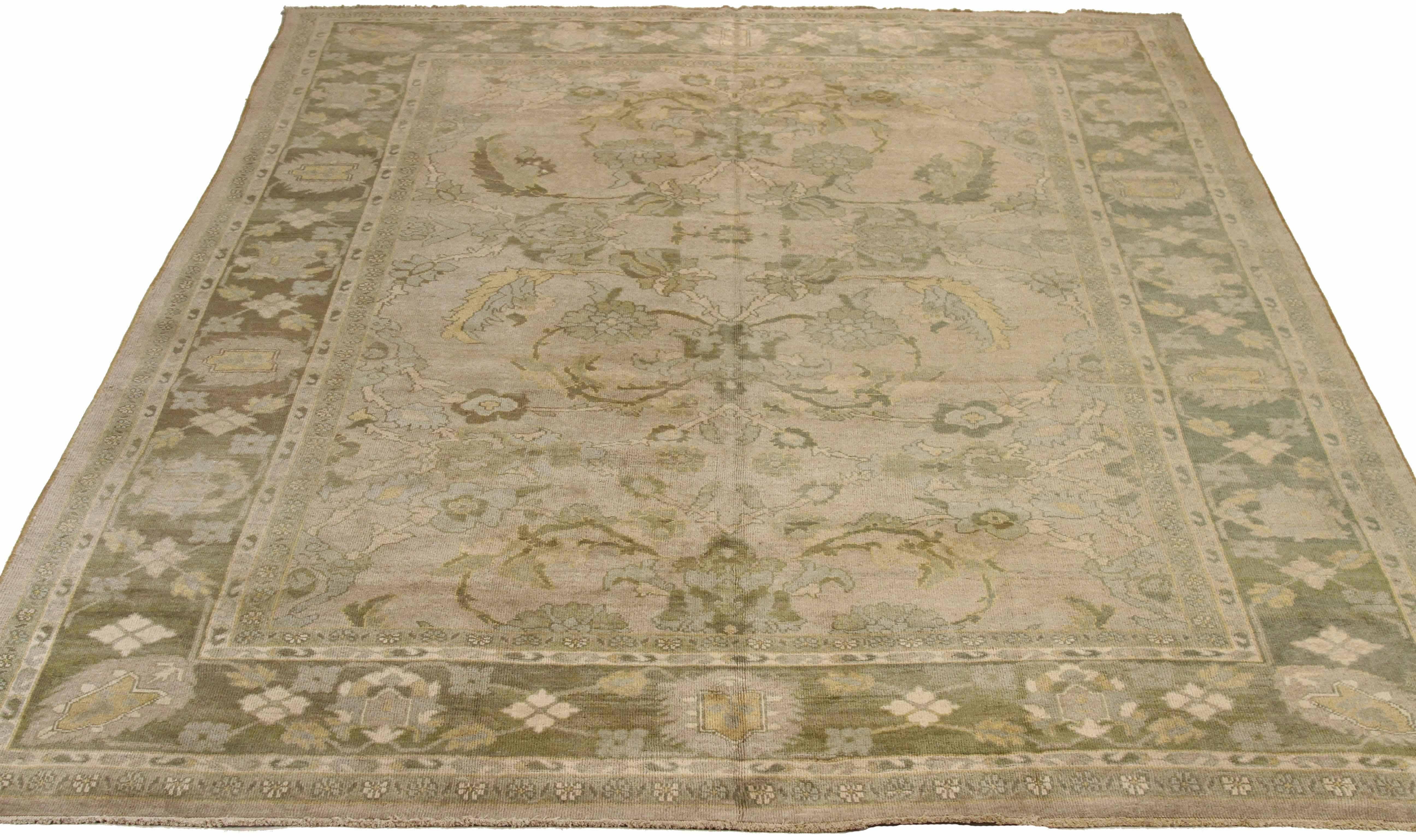 Ancien tapis persan tissé à la main à partir de la laine de mouton la plus fine. Il est coloré avec des teintures végétales entièrement naturelles qui sont sans danger pour les humains et les animaux de compagnie. Il s'agit d'un modèle traditionnel