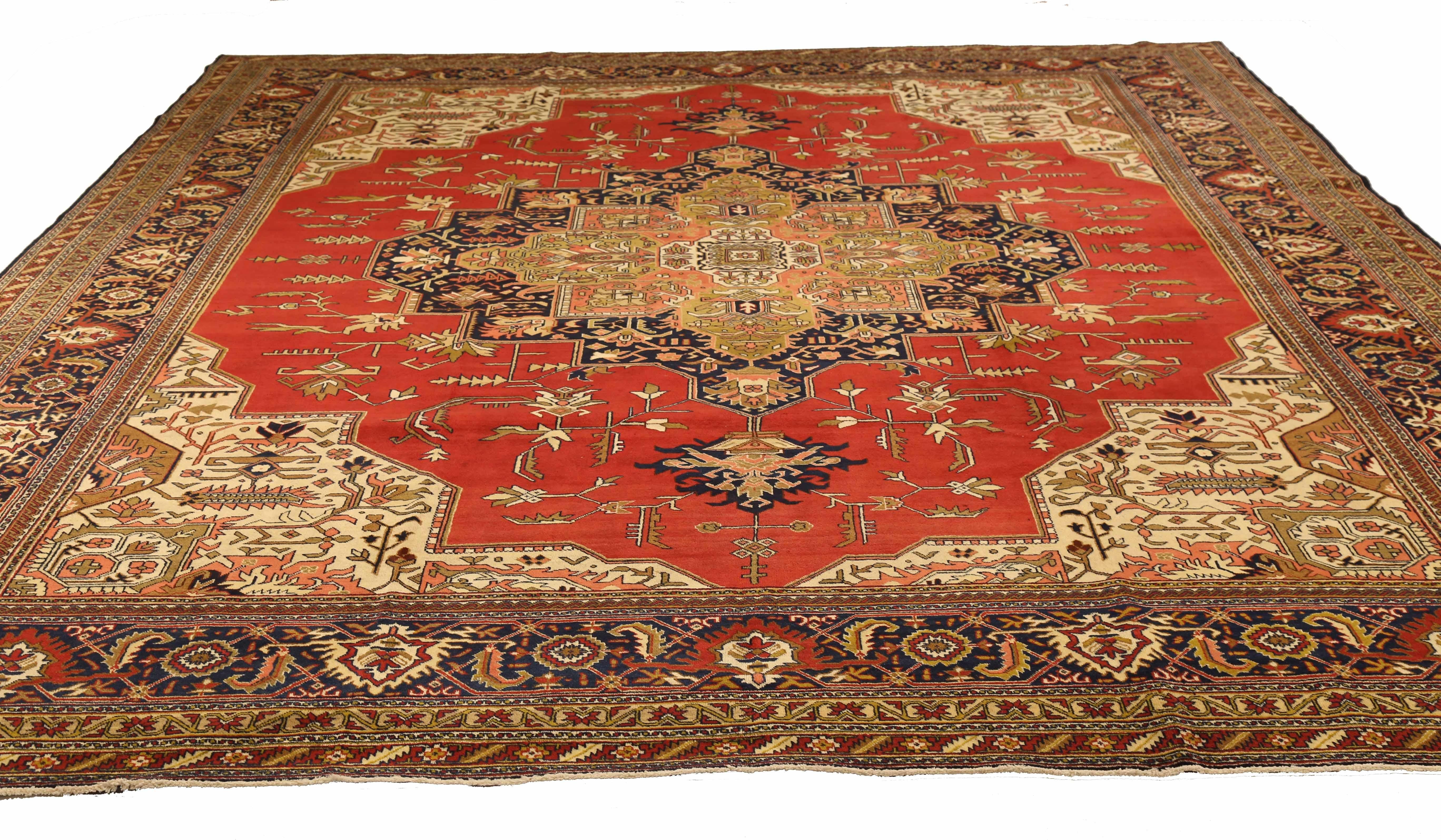 Antico tappeto persiano tessuto a mano con la migliore lana di pecora. È colorato con coloranti vegetali completamente naturali e sicuri per l'uomo e gli animali domestici. È un disegno tradizionale di Tabriz, tessuto a mano da artigiani esperti. Si