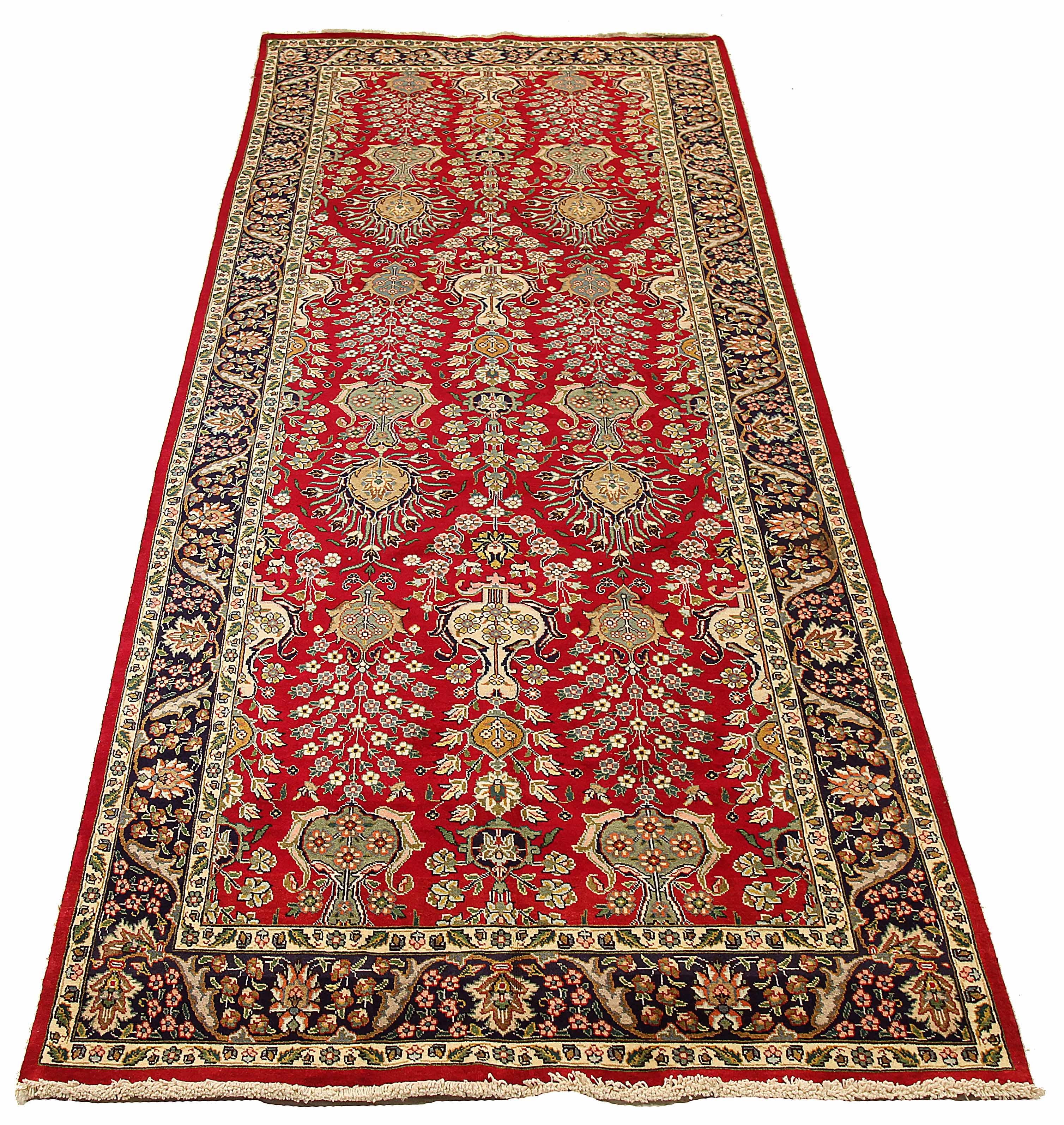 Ancien tapis persan tissé à la main à partir de la meilleure laine de mouton. Il est coloré avec des colorants végétaux entièrement naturels, sans danger pour les humains et les animaux de compagnie. Il s'agit d'un motif traditionnel de Tabriz tissé