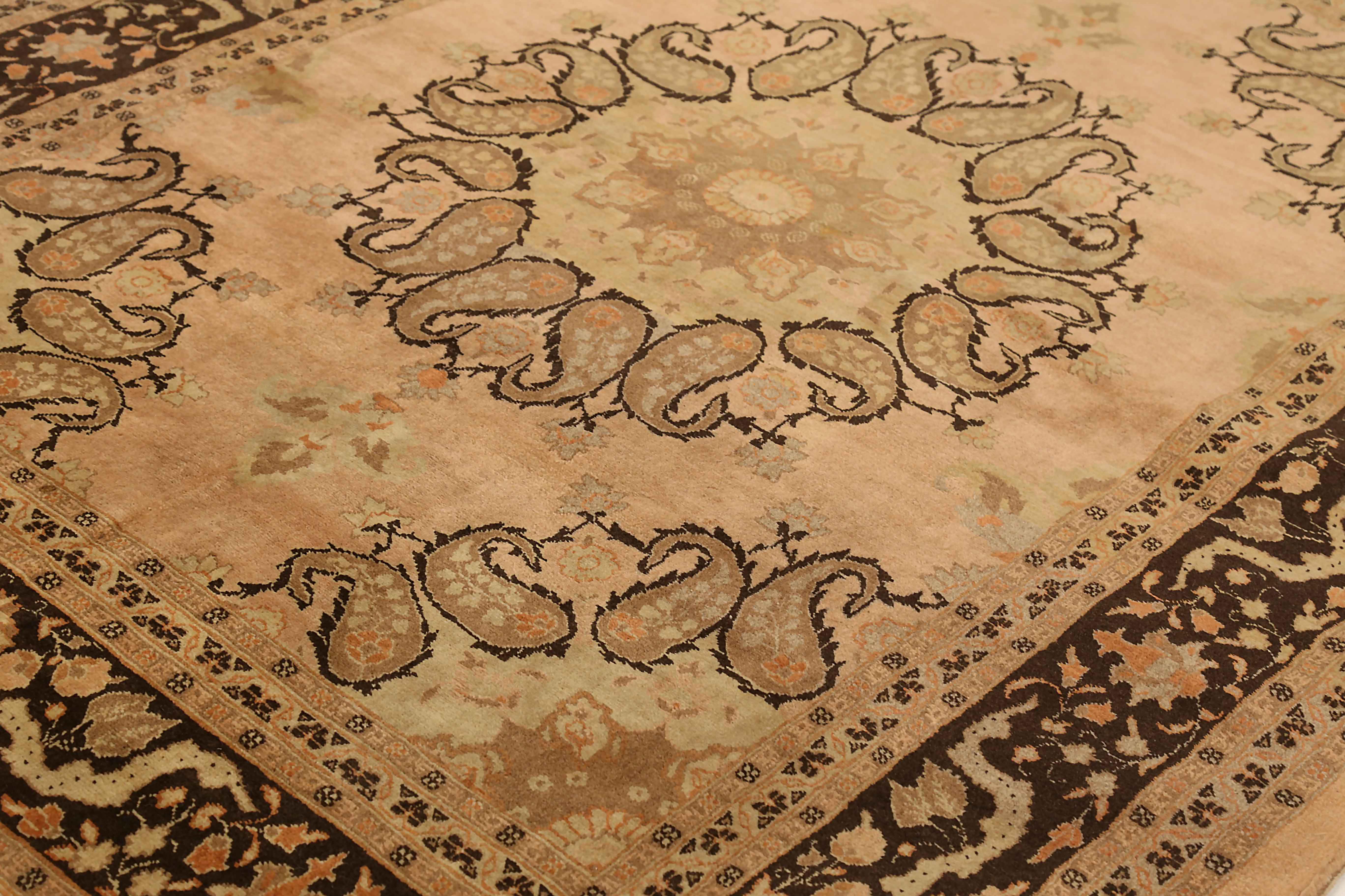 Ancien tapis persan tissé à la main à partir de la meilleure laine de mouton. Il est coloré avec des colorants végétaux entièrement naturels, sans danger pour les humains et les animaux de compagnie. Il s'agit d'un motif traditionnel de Tabriz tissé