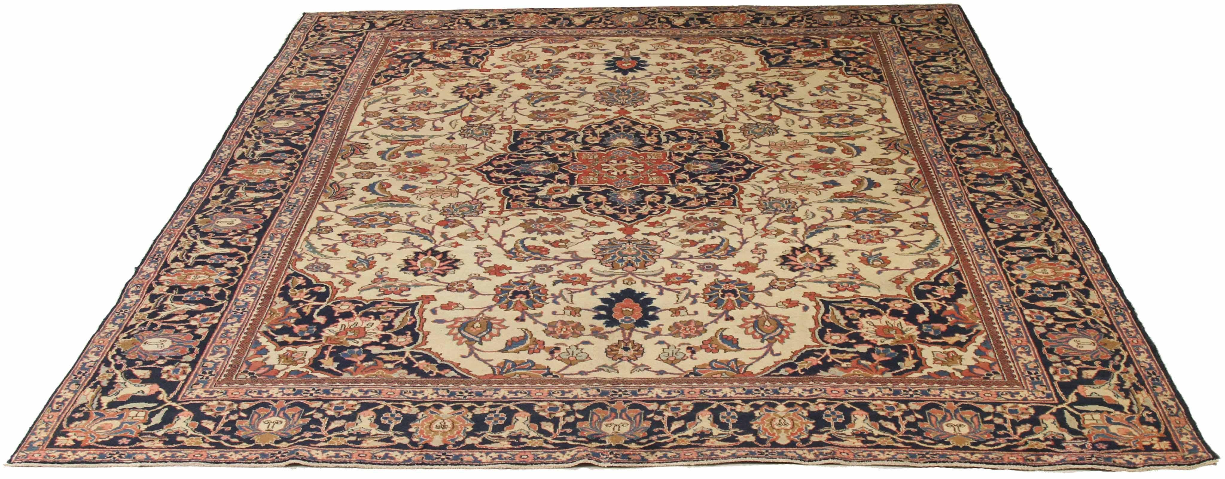 Ancien tapis persan tissé à la main à partir de la meilleure laine de mouton. Il est coloré avec des colorants végétaux entièrement naturels, sans danger pour les humains et les animaux de compagnie. Il s'agit d'un motif traditionnel de Tabriz tissé