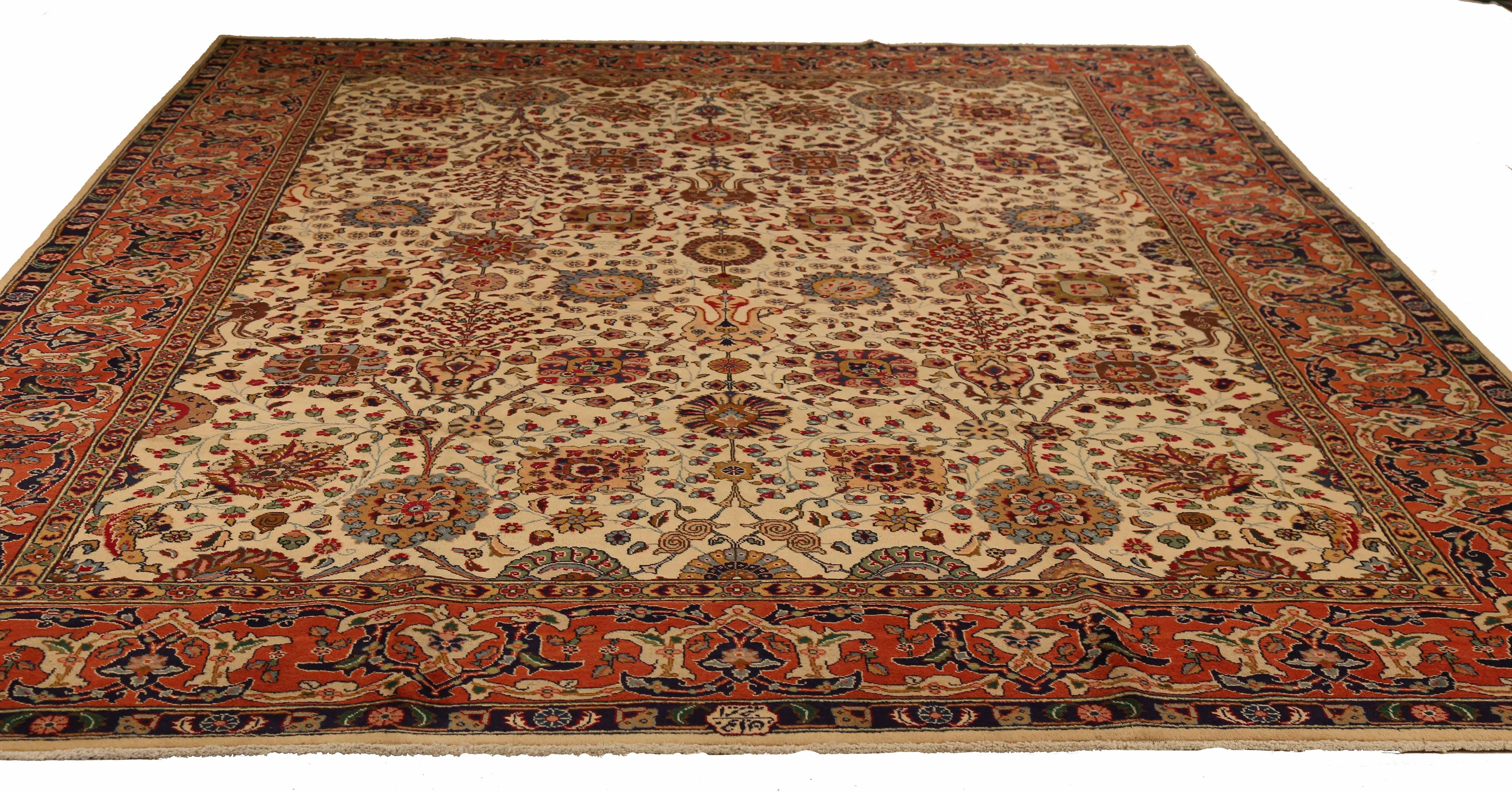 Ancien tapis persan tissé à la main à partir de la meilleure laine de mouton. Il est coloré avec des colorants végétaux entièrement naturels, sans danger pour les humains et les animaux de compagnie. Il s'agit d'un motif traditionnel de Tabriz tissé