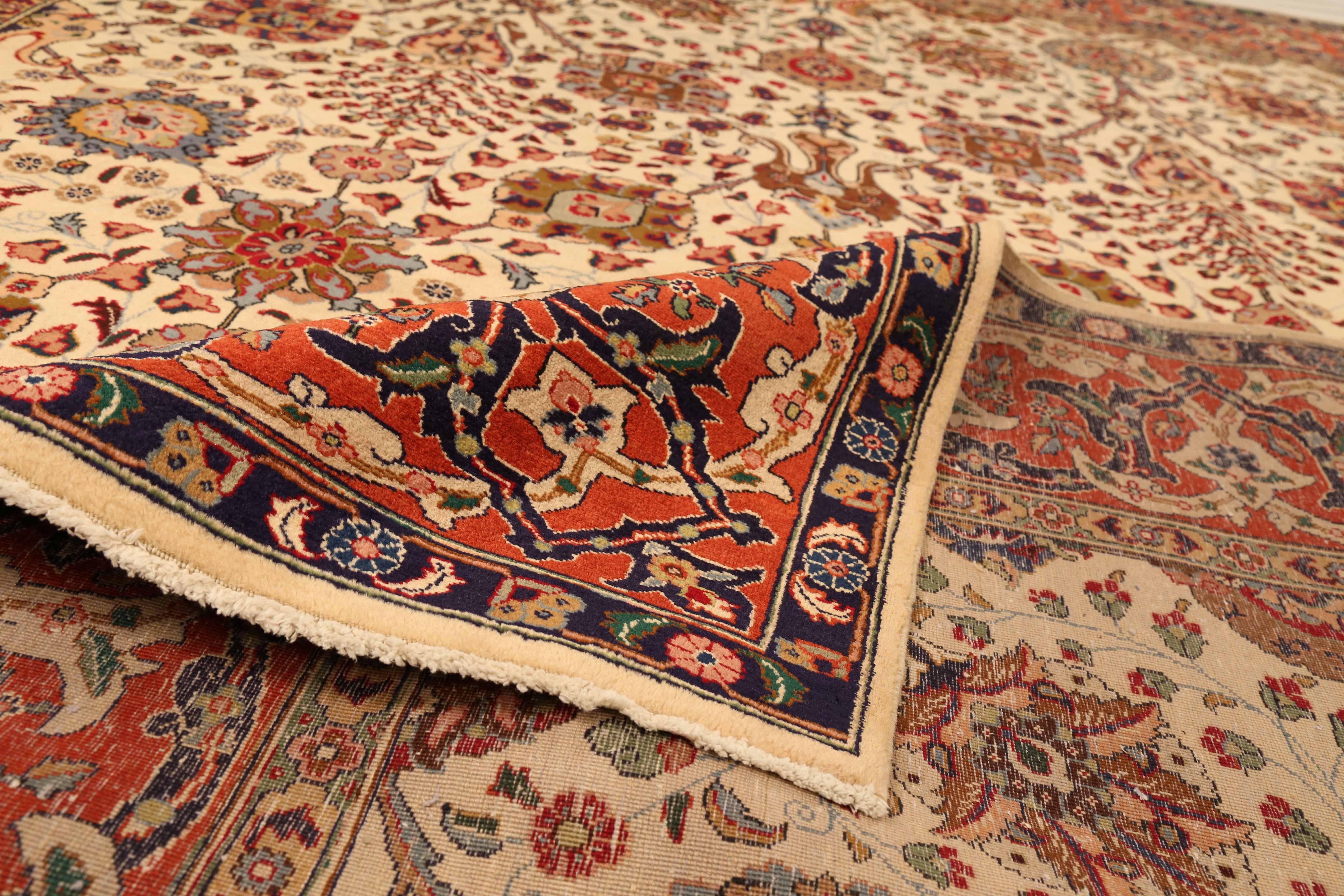 Tissé à la main Tapis persan ancien motif Tabriz en vente