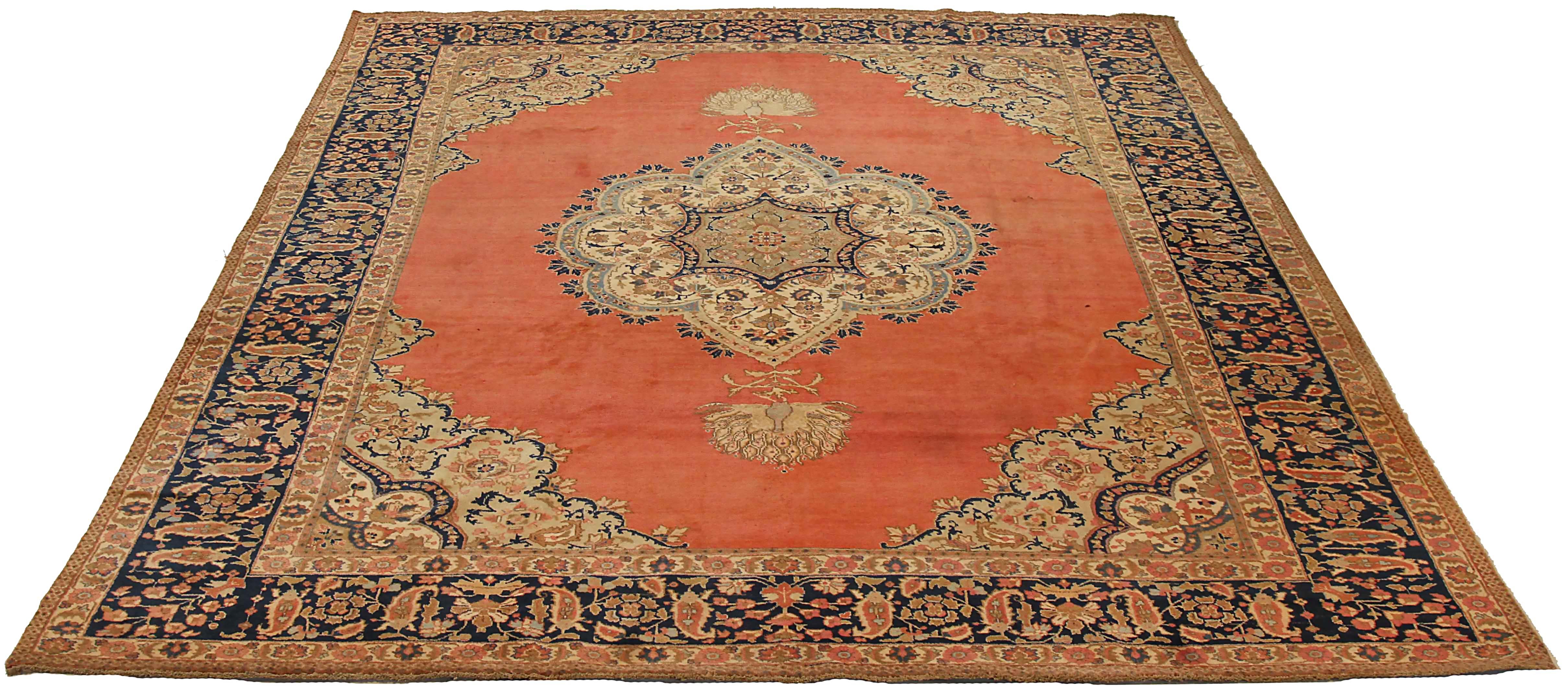 Antico tappeto persiano tessuto a mano con la migliore lana di pecora. È colorato con coloranti vegetali completamente naturali e sicuri per l'uomo e gli animali domestici. È un disegno tradizionale di Tabriz, tessuto a mano da artigiani esperti. Si