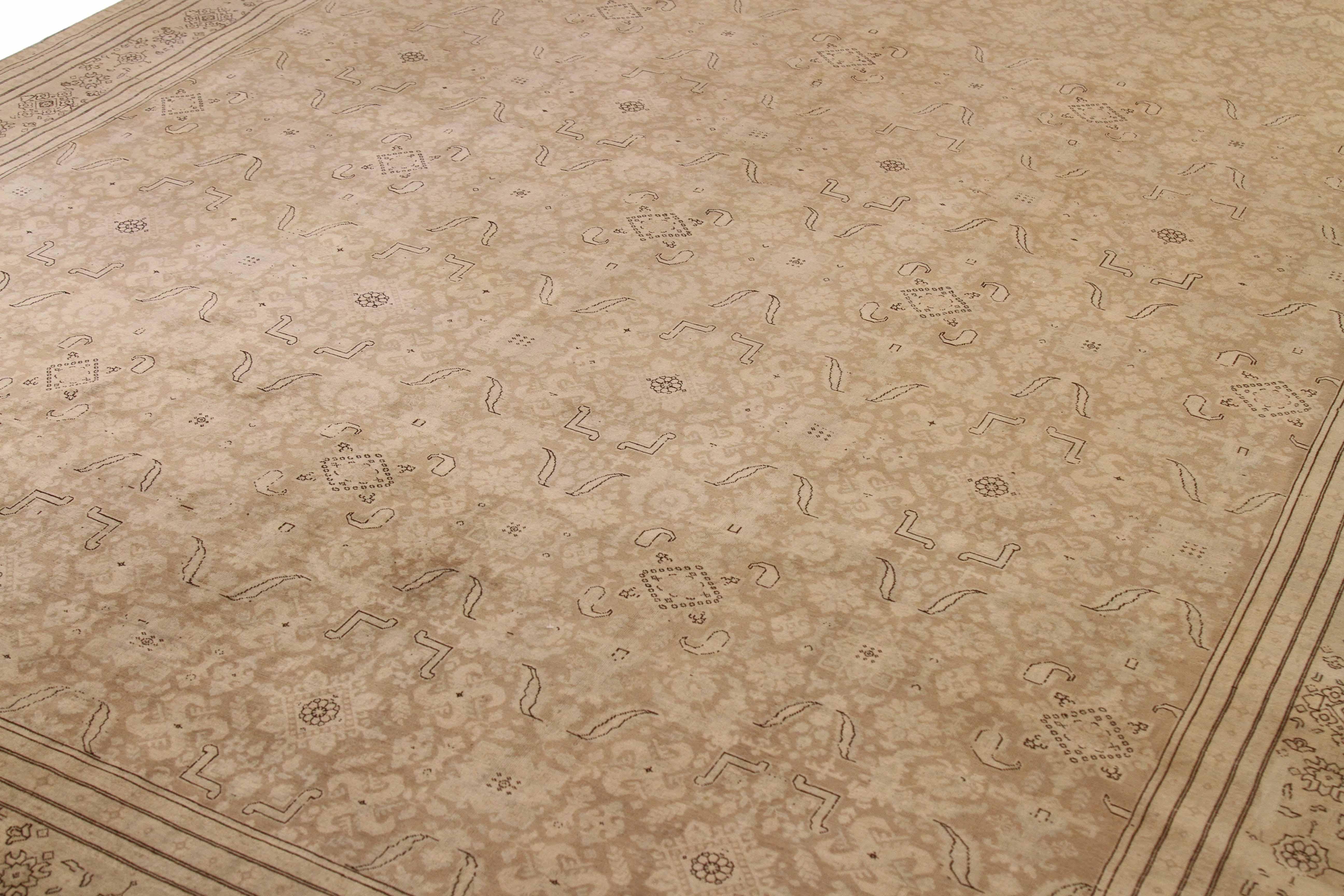 Antiker persischer Teppich im Tabriz-Design (Persisch) im Angebot