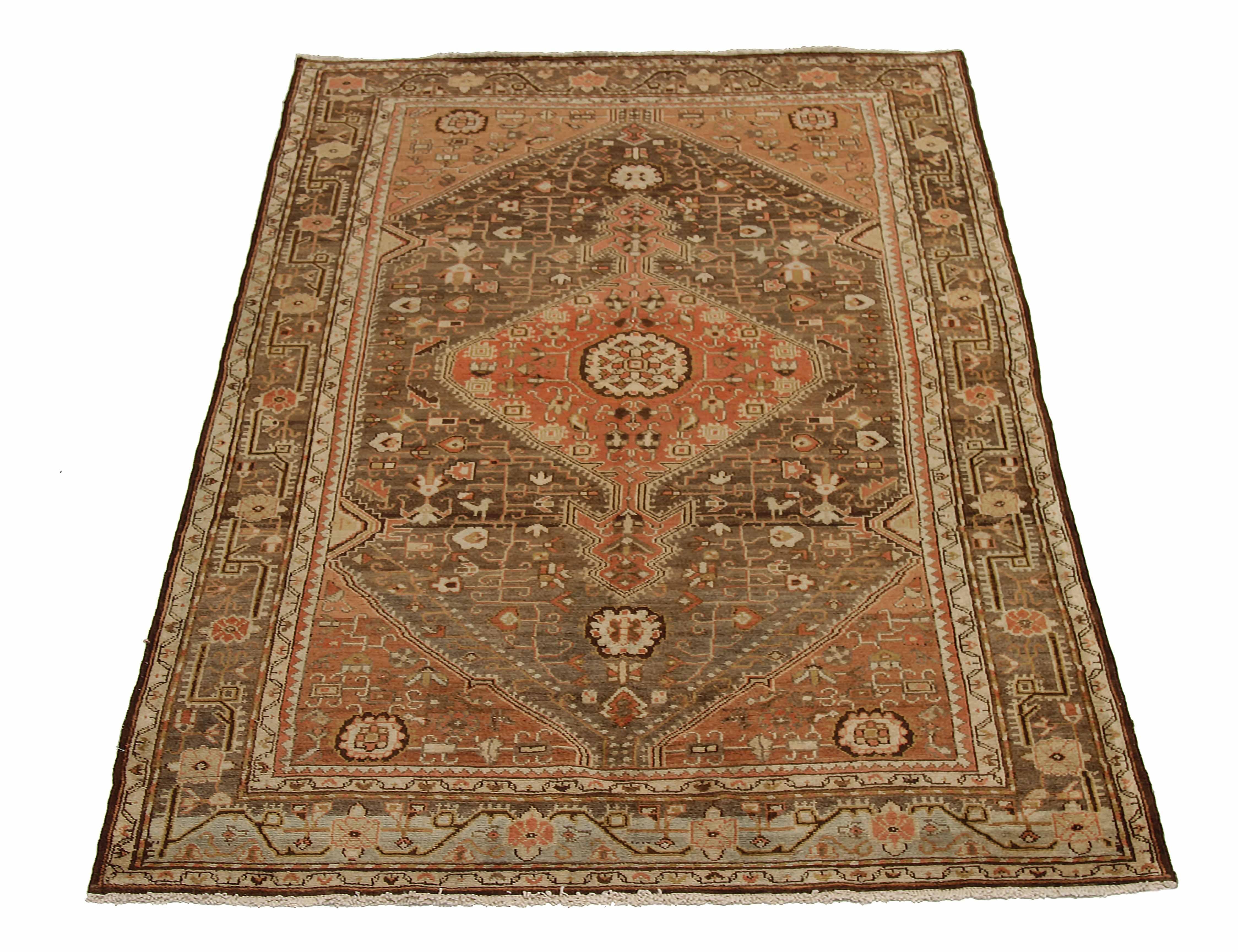 Tapis persan ancien - tissé à la main avec de la laine de mouton de qualité supérieure et des teintures végétales naturelles.

Ajoutez une touche d'élégance à votre espace de vie avec ce tapis persan ancien, fabriqué à la main à partir de la