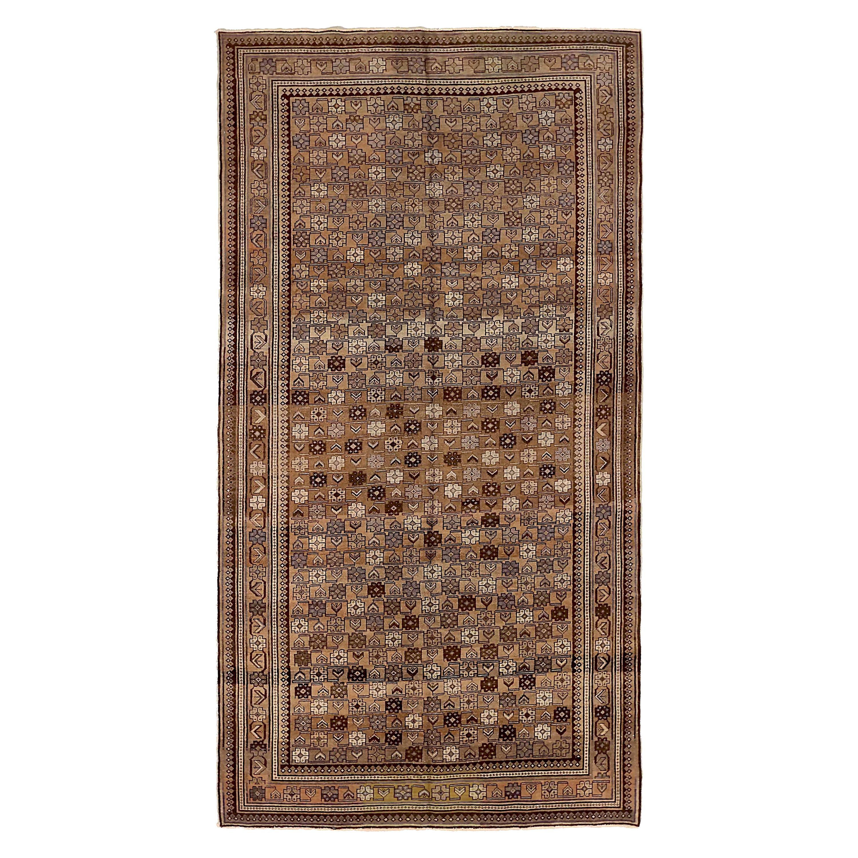 Antiker persischer Teppich Varamin-Design im Angebot