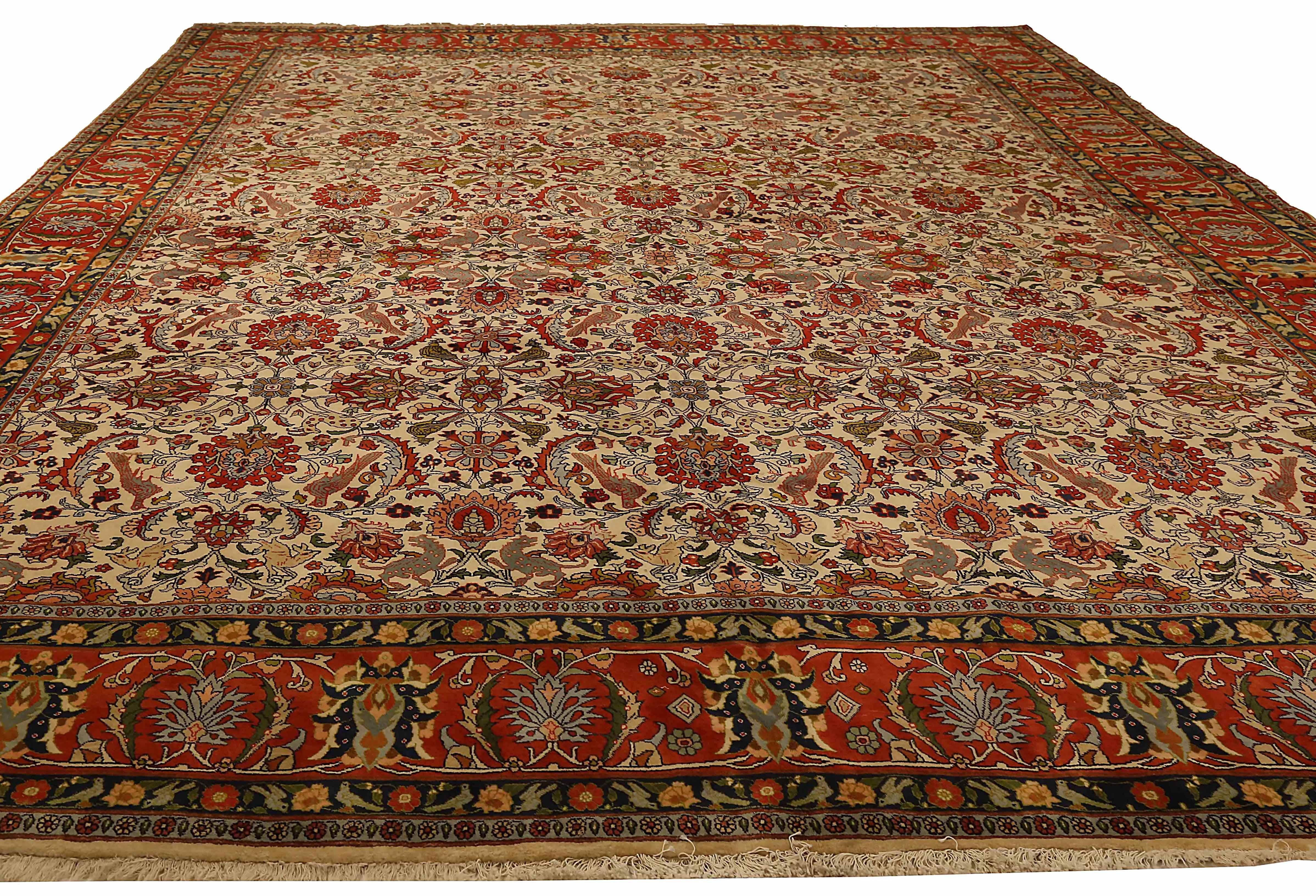 Antiker persischer Teppich, handgewebt aus feinster Schafswolle. Es ist mit natürlichen pflanzlichen Farbstoffen gefärbt, die für Menschen und Haustiere sicher sind. Es handelt sich um ein traditionelles Varamin-Design, das von erfahrenen