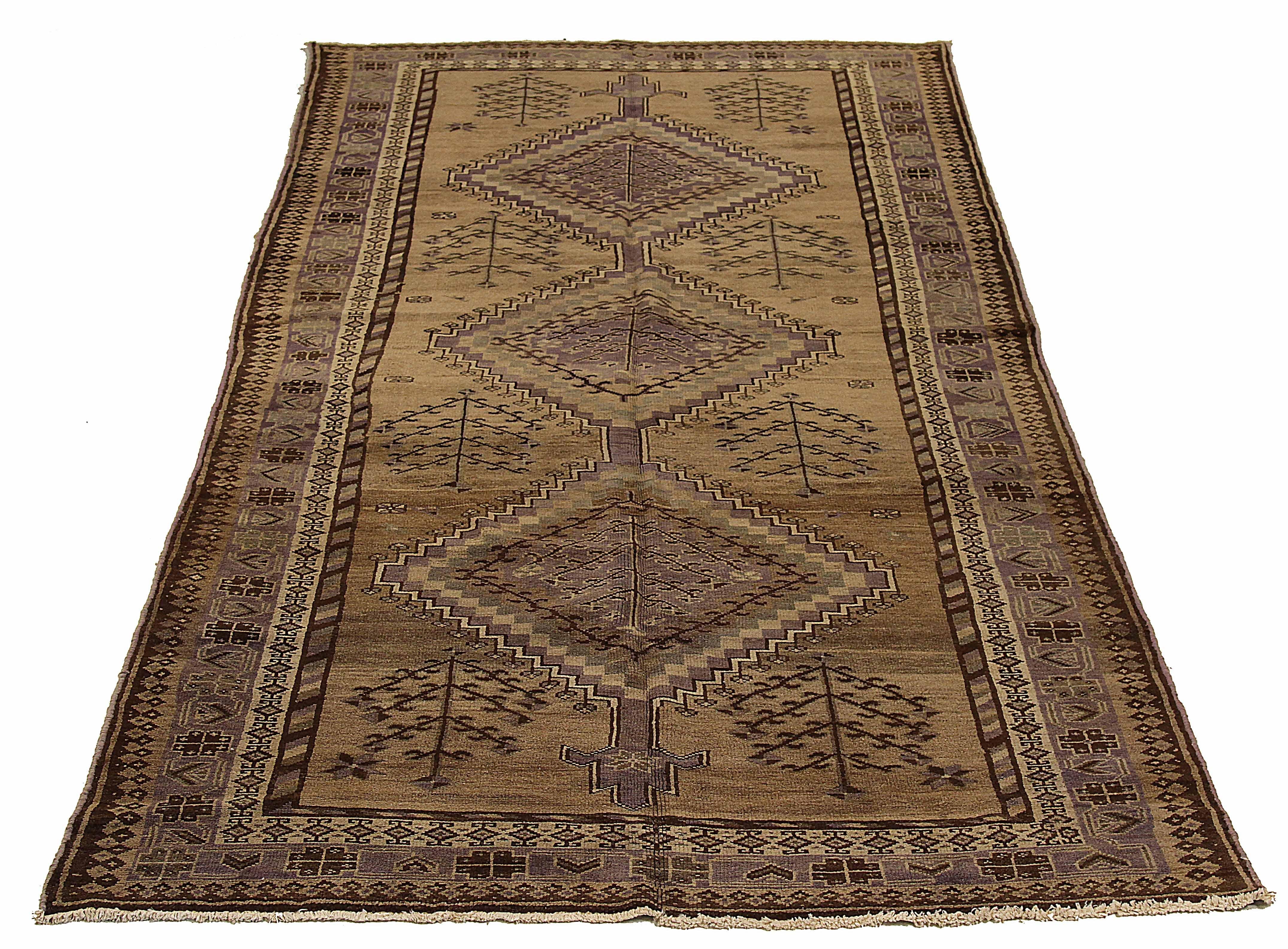 Ancien tapis persan tissé à la main à partir de la meilleure laine de mouton. Il est coloré avec des colorants végétaux entièrement naturels, sans danger pour les humains et les animaux de compagnie. Il s'agit d'un modèle traditionnel de Varamin