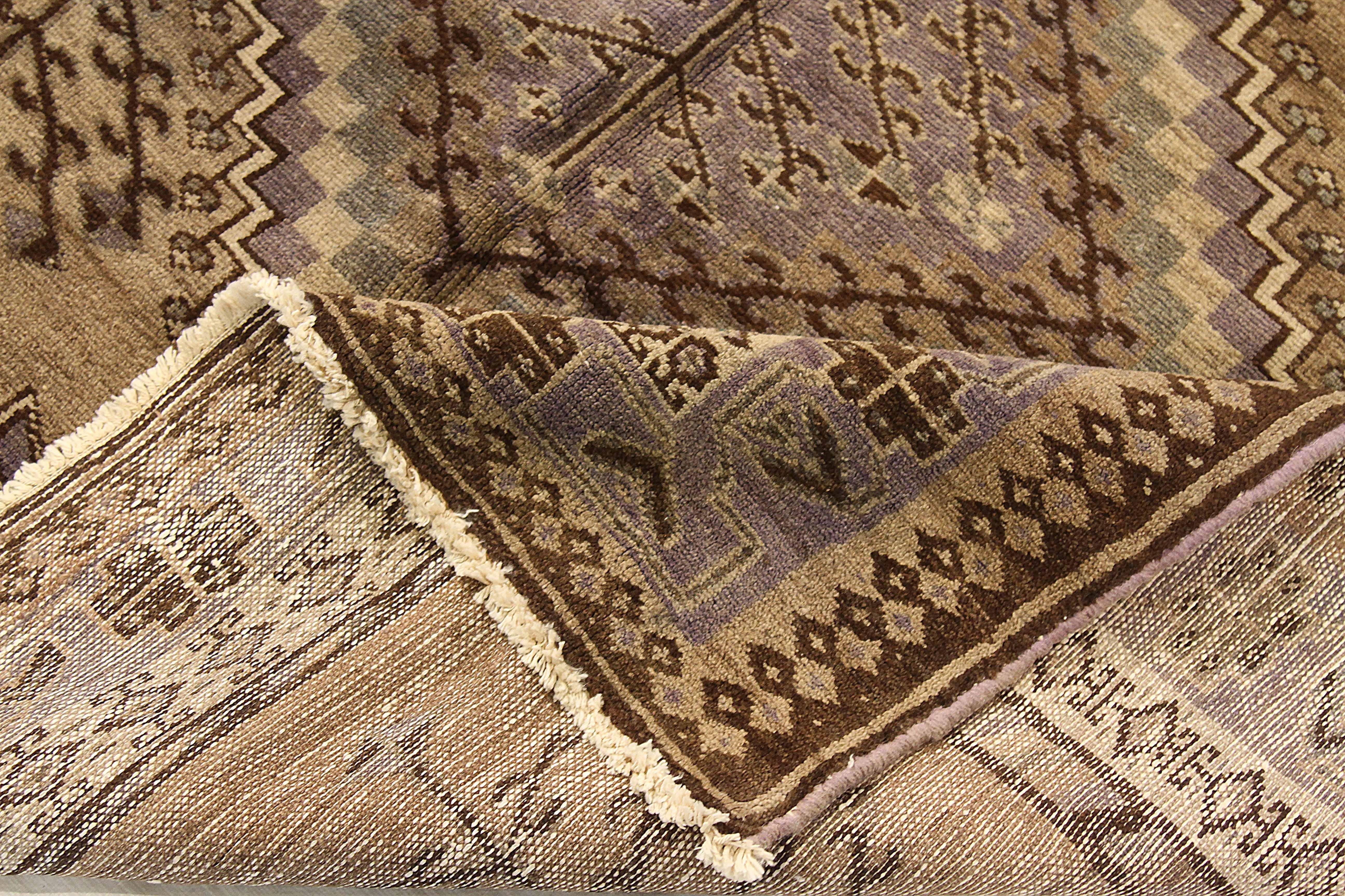 Antiker persischer Teppich Varamin-Design (Persisch) im Angebot