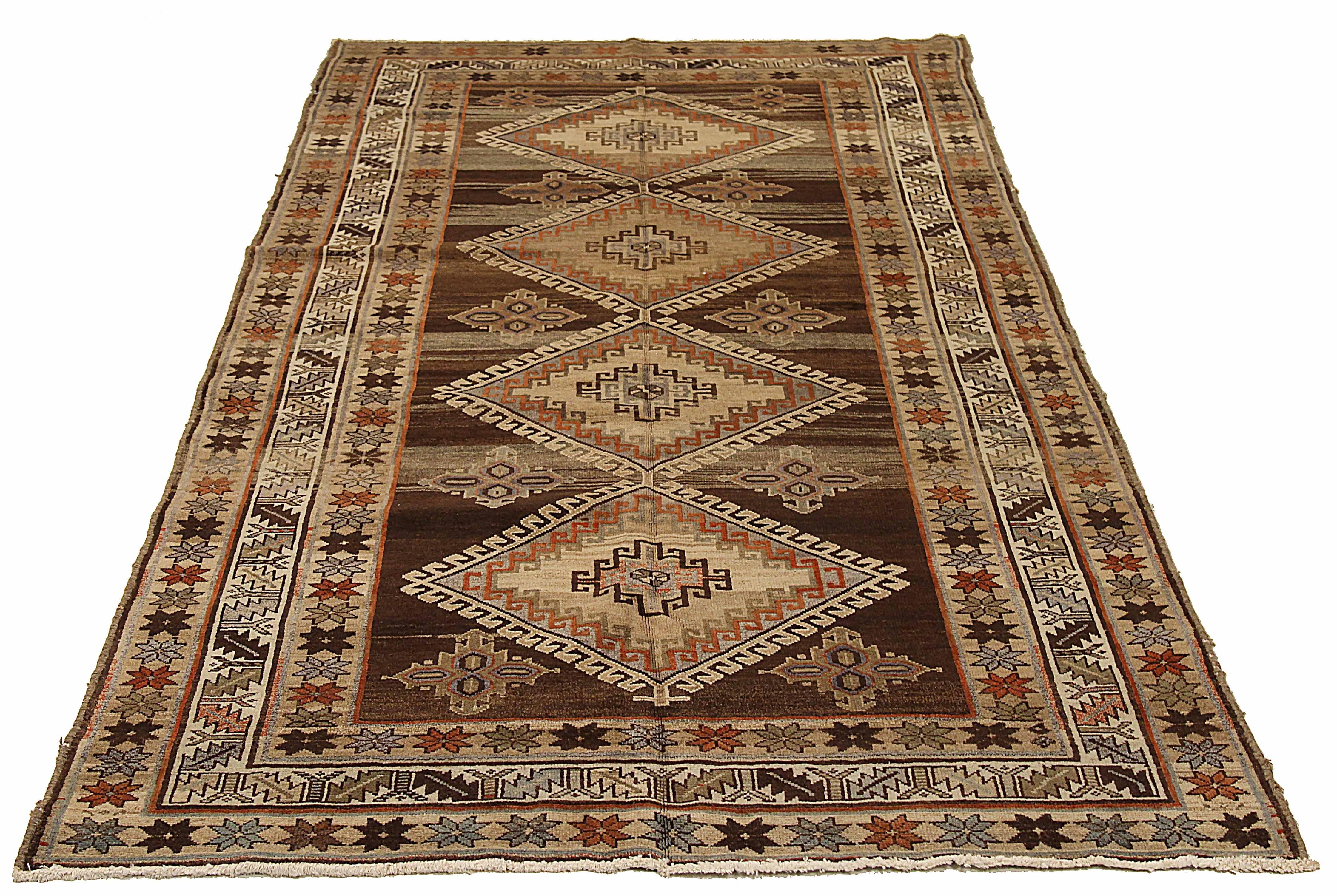 Ancien tapis persan tissé à la main à partir de la meilleure laine de mouton. Il est coloré avec des colorants végétaux entièrement naturels, sans danger pour les humains et les animaux de compagnie. Il s'agit d'un modèle traditionnel de Varamin