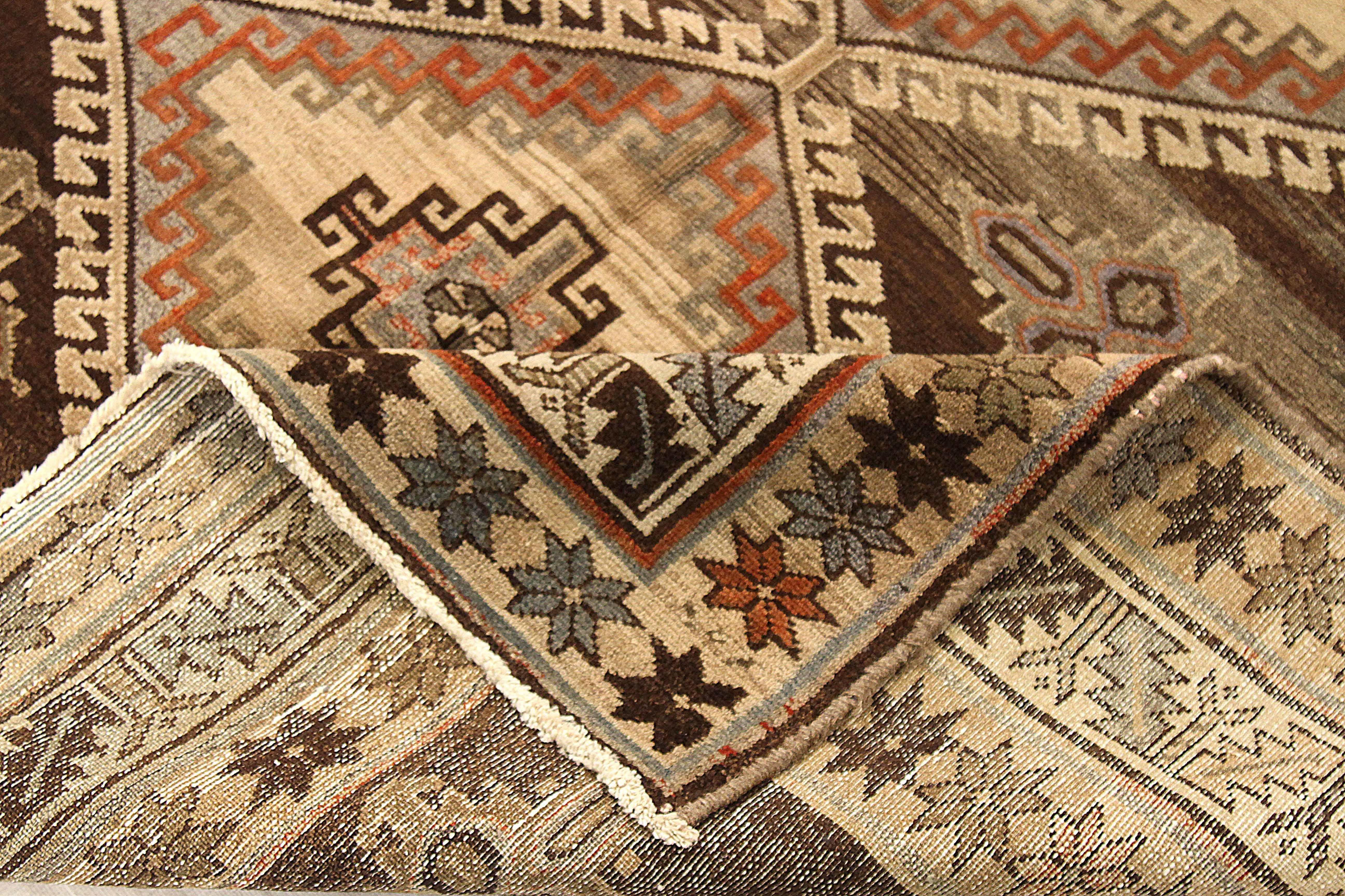 Perse Tapis persan ancien à motif Varamin en vente