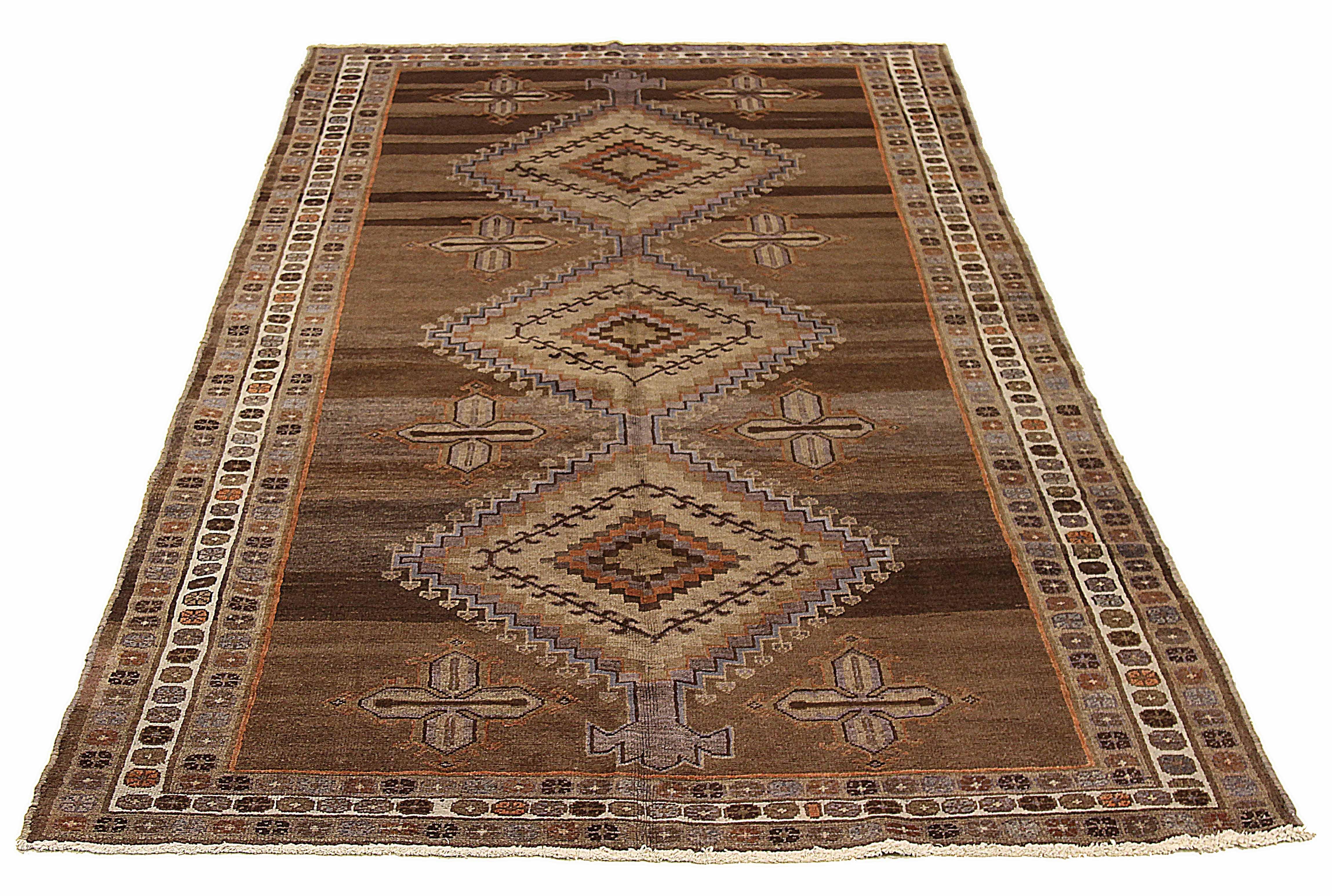 Ancien tapis persan tissé à la main à partir de la meilleure laine de mouton. Il est coloré avec des colorants végétaux entièrement naturels, sans danger pour les humains et les animaux de compagnie. Il s'agit d'un modèle traditionnel de Varamin