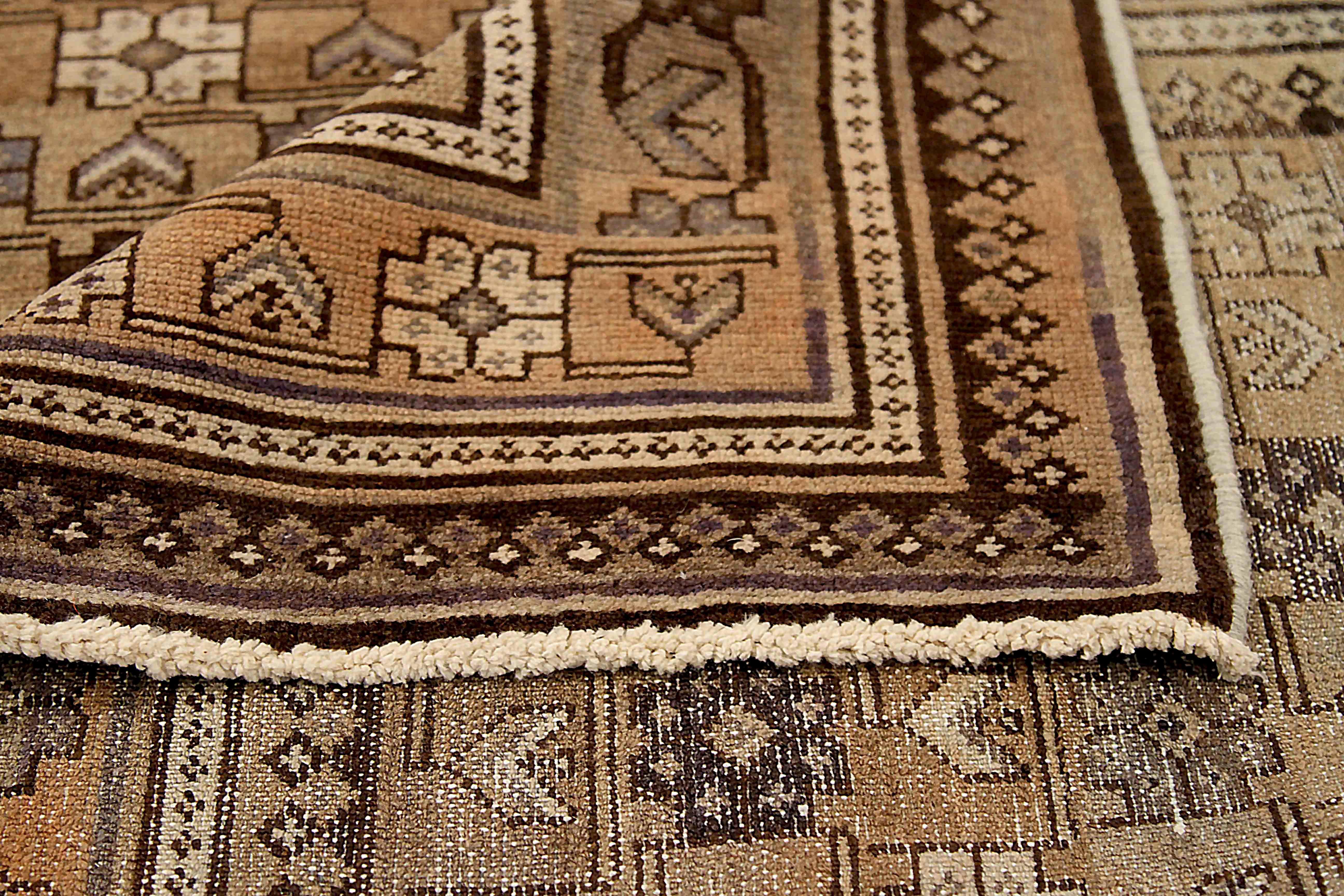 Antiker persischer Teppich Varamin-Design (Persisch) im Angebot