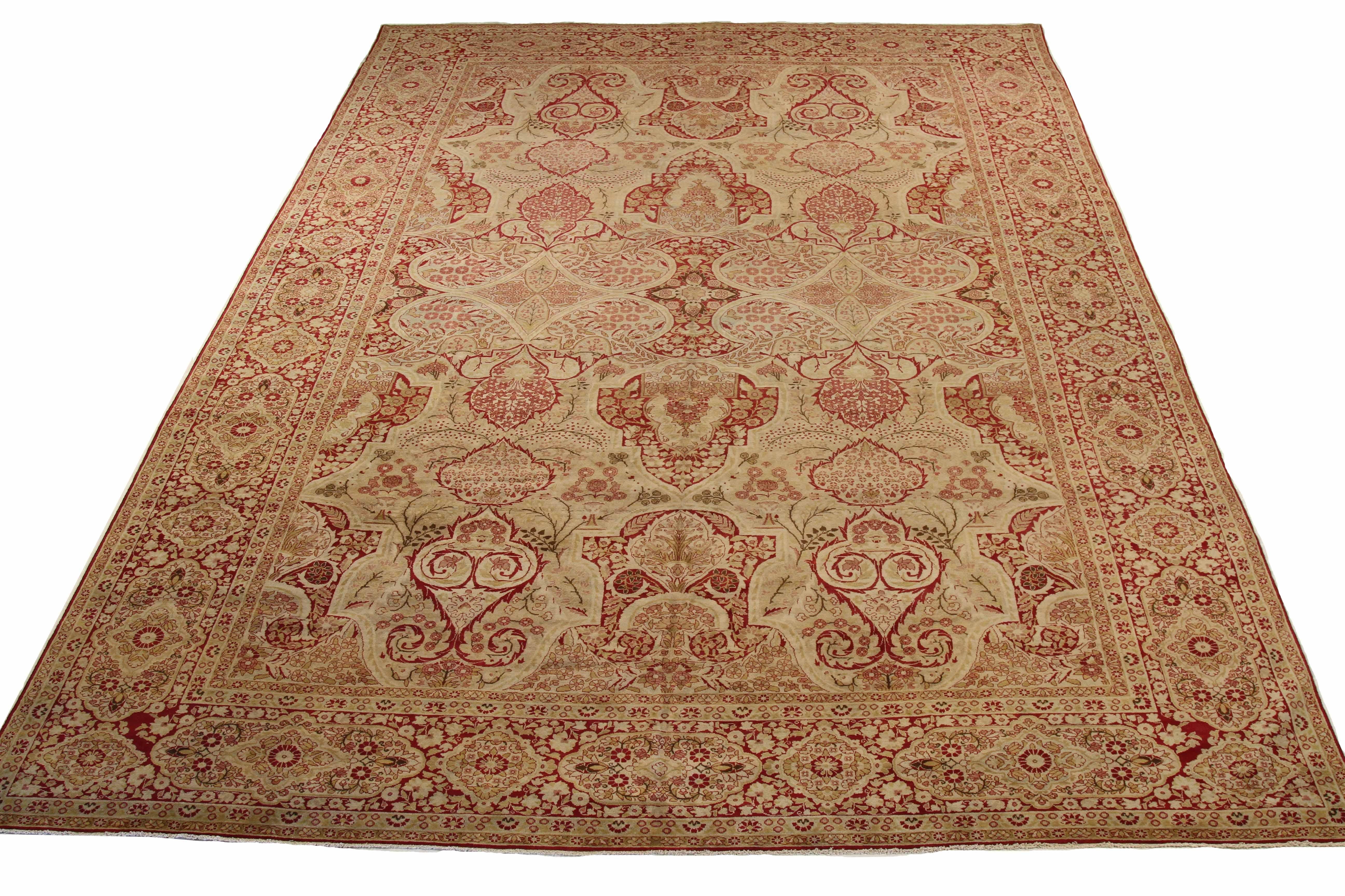 Ancien tapis persan tissé à la main à partir de la laine de mouton la plus fine. Il est coloré avec des teintures végétales entièrement naturelles qui sont sans danger pour les humains et les animaux de compagnie. Il s'agit d'un design traditionnel