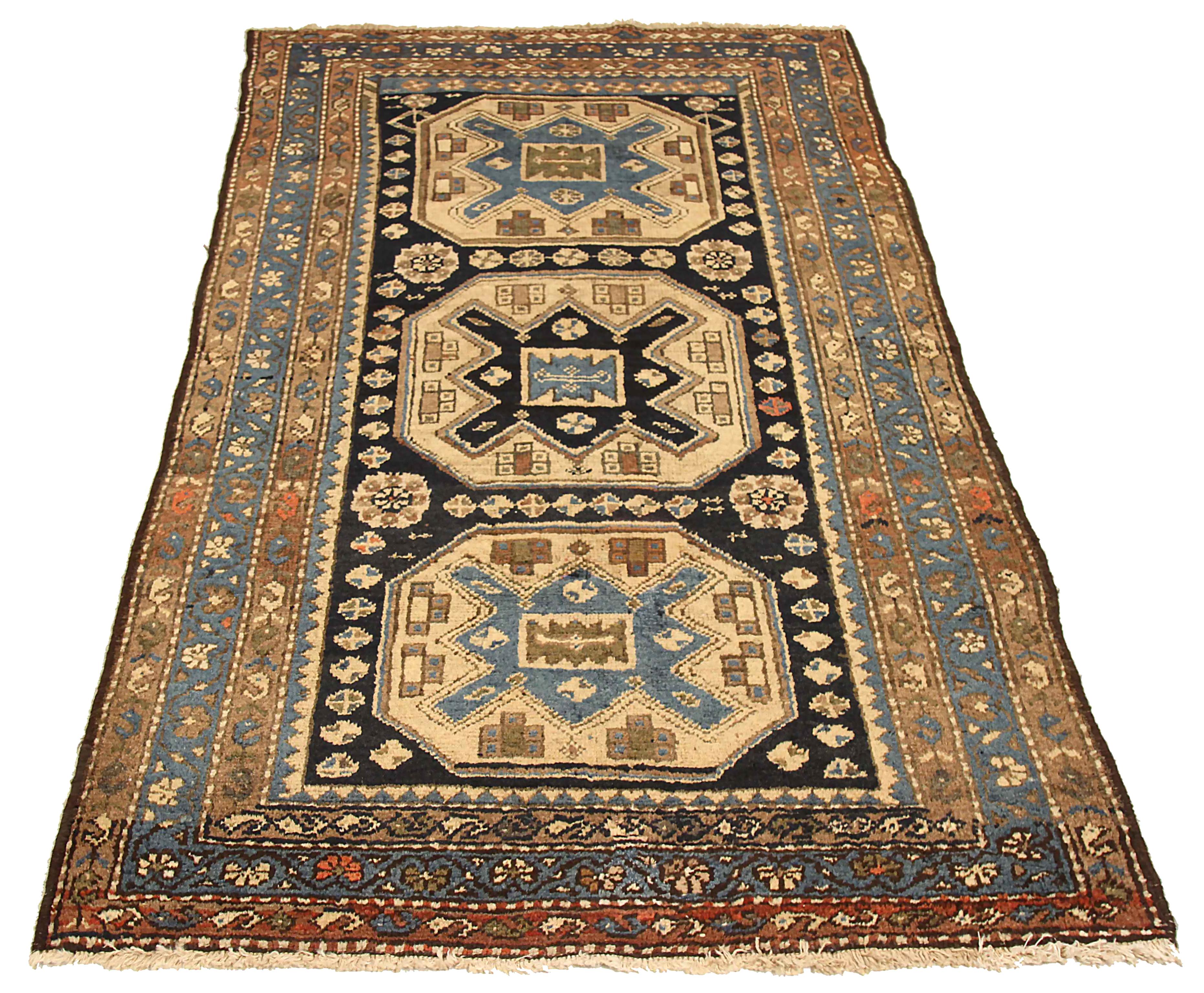 Ancien tapis persan tissé à la main à partir de la meilleure laine de mouton. Il est coloré avec des colorants végétaux entièrement naturels, sans danger pour les humains et les animaux de compagnie. Il s'agit d'un modèle traditionnel de Zanjan