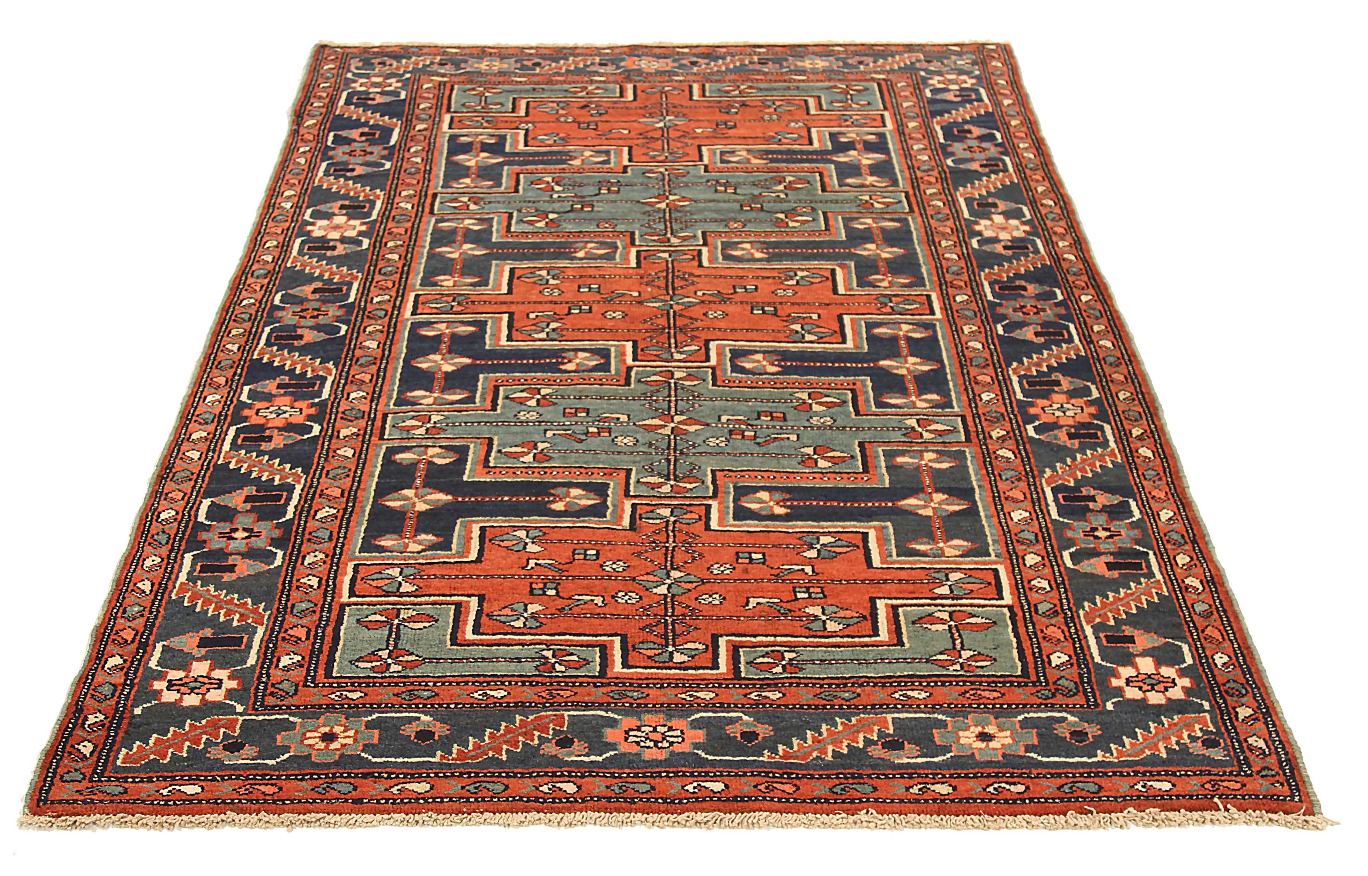 Antiker persischer Teppich, handgewebt aus feinster Schafswolle. Es ist mit natürlichen pflanzlichen Farbstoffen gefärbt, die für Menschen und Haustiere sicher sind. Es handelt sich um ein traditionelles Design aus Zanjan, das von erfahrenen