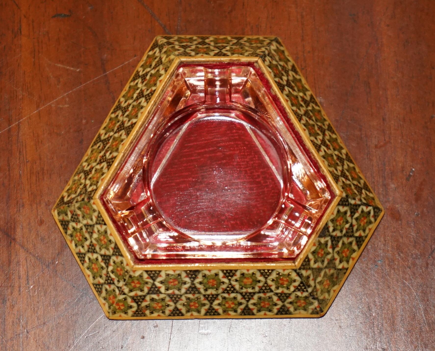 ANTIQUE PERSIAN ASHTRAY WiTH CRANBERRY GLASS TRIANGLE INTERNAL TRAY (Art déco) im Angebot