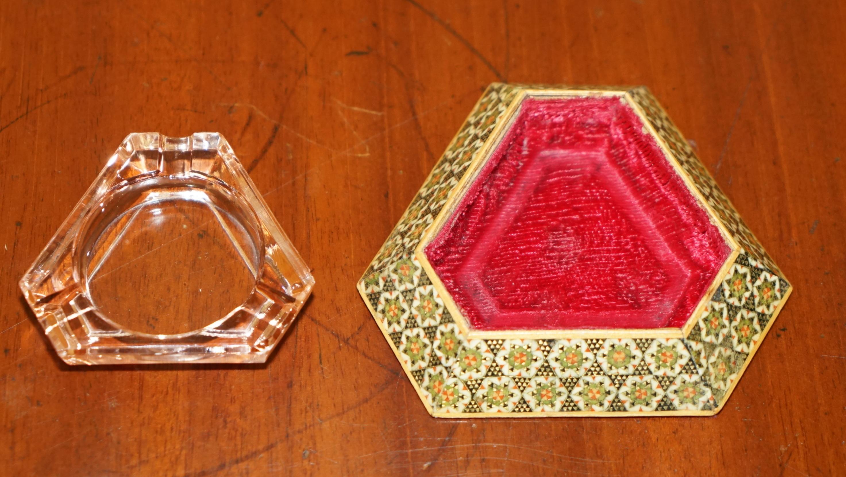 ANTIQUE PERSIAN ASHTRAY WiTH CRANBERRY GLASS TRIANGLE INTERNAL TRAY (20. Jahrhundert) im Angebot