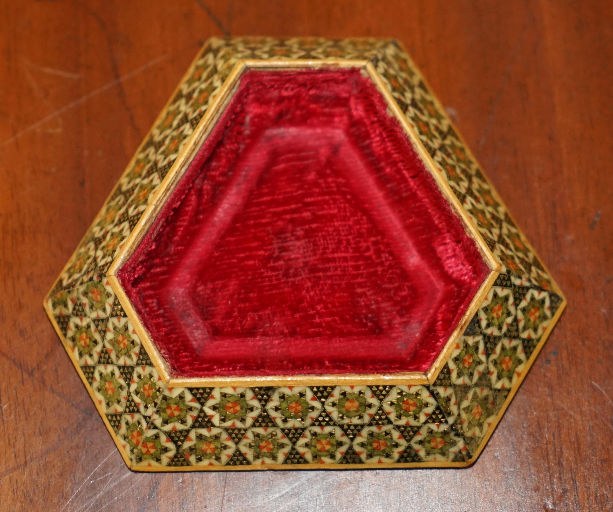 ANTIQUE PERSIAN ASHTRAY WiTH CRANBERRY GLASS TRIANGLE INTERNAL TRAY (Glas) im Angebot