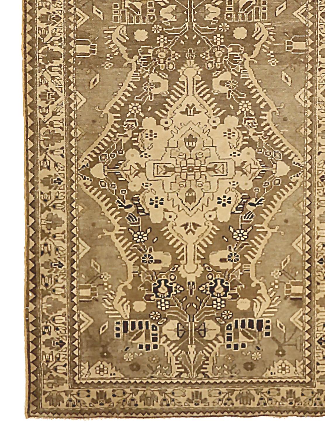 Antiker persischer Azarbaijan-Läufer mit Stammesmotiv auf braunem Feld, antik (Sonstiges) im Angebot