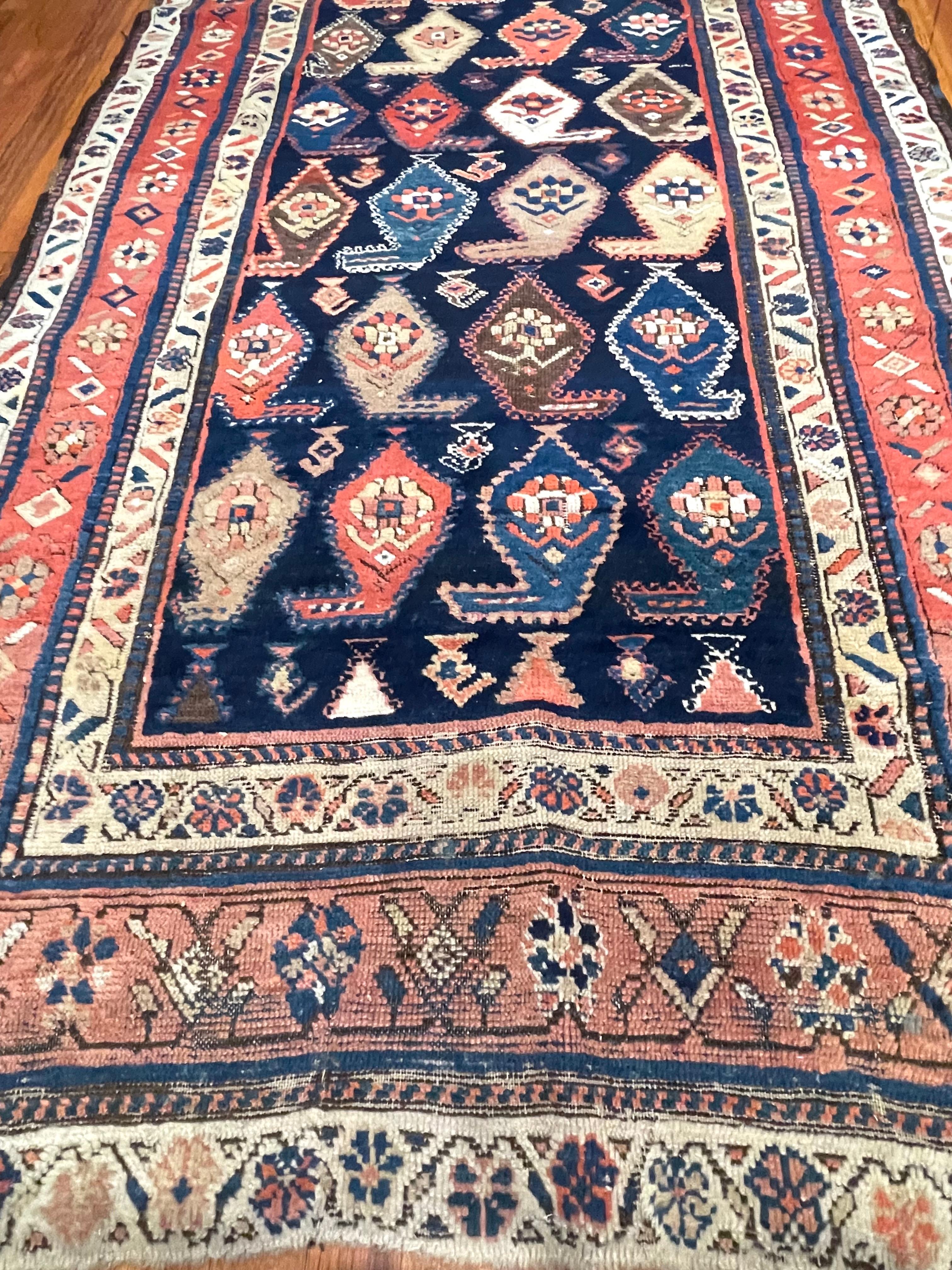 Antiker persischer Azarbayjan-Teppich (Handgeknüpft) im Angebot