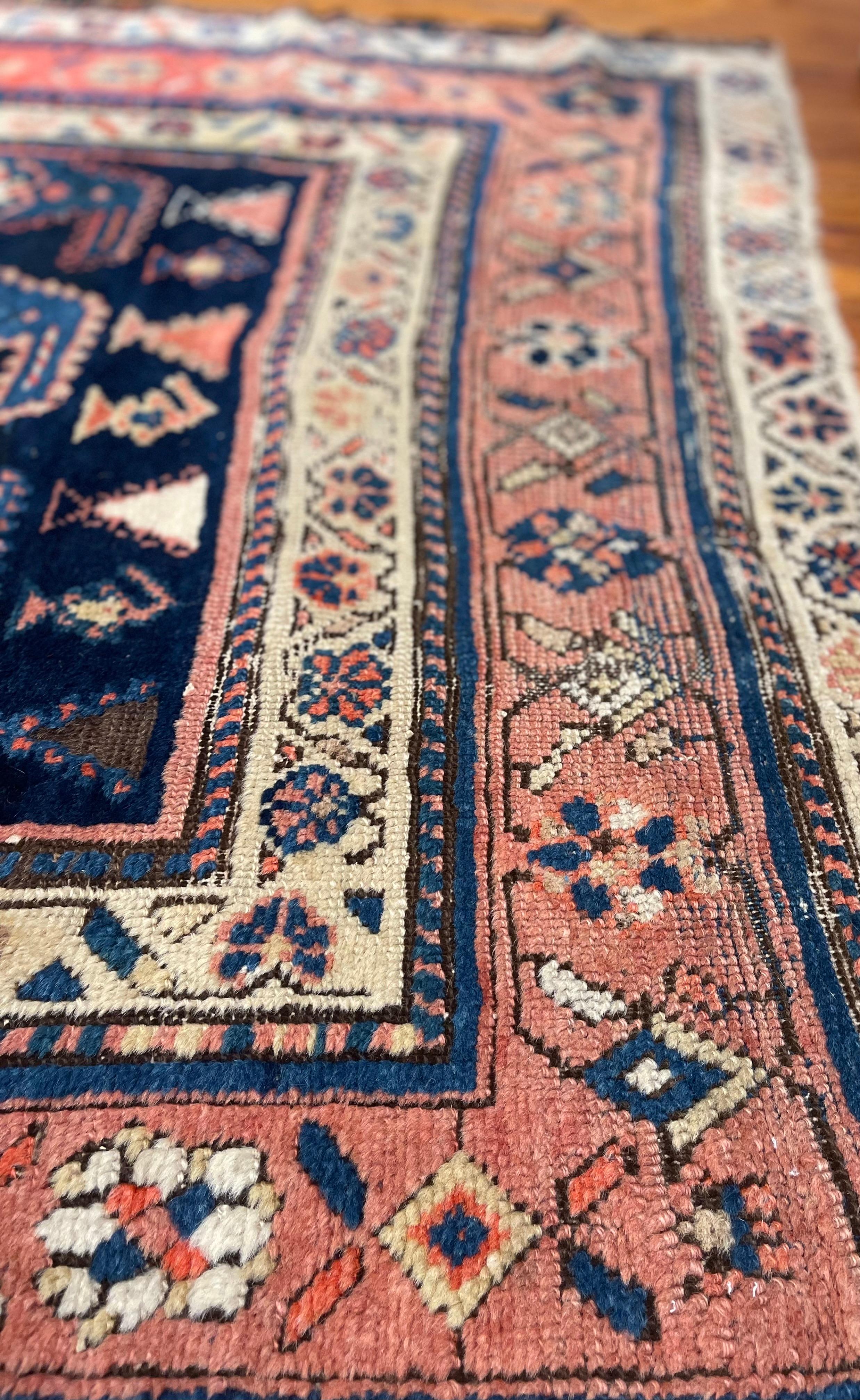 Antiker persischer Azarbayjan-Teppich im Zustand „Gut“ im Angebot in San Diego, CA