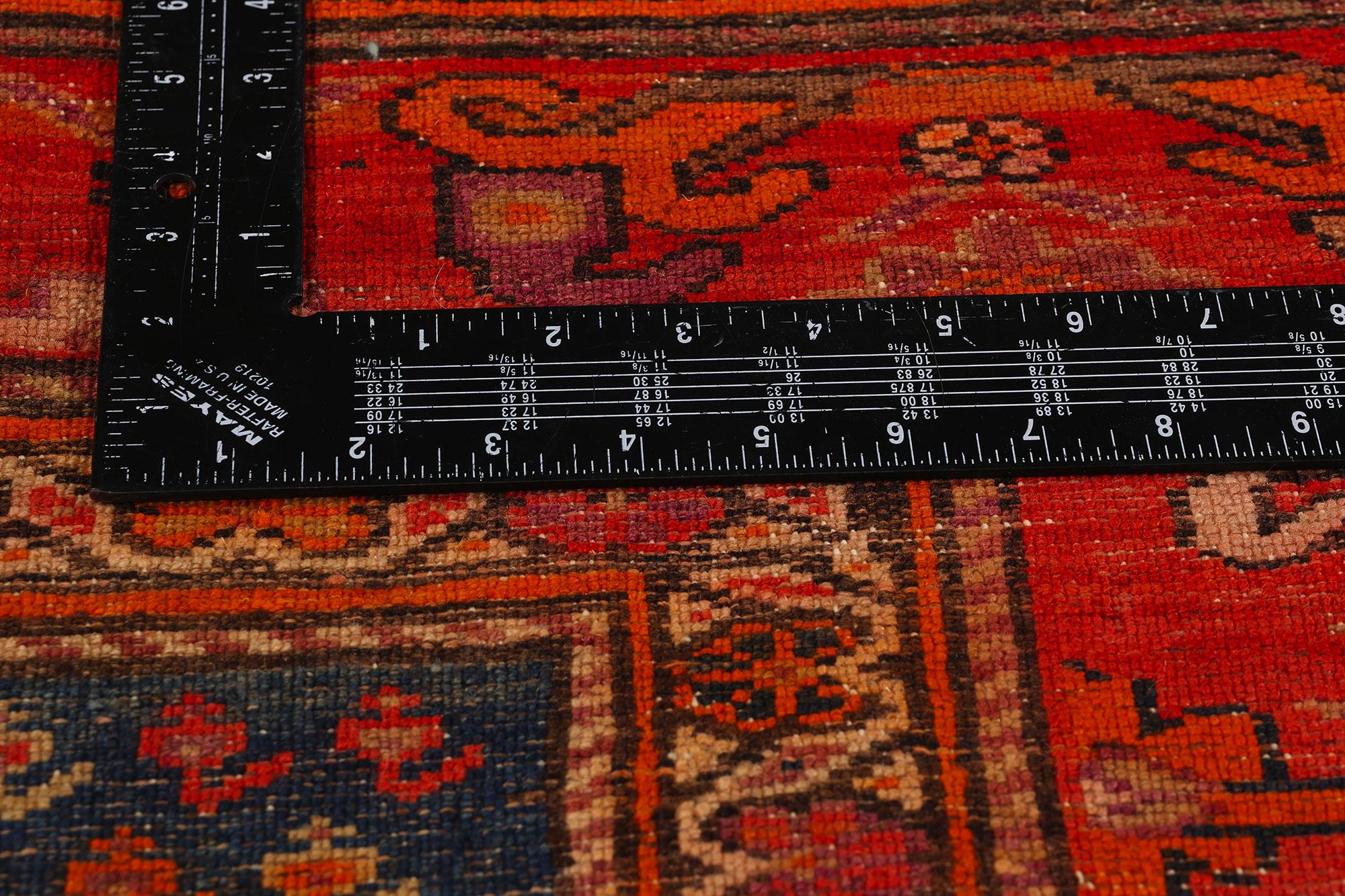 Antiker persischer Aserbaidschan-Teppich im Zustand „Gut“ im Angebot in Dallas, TX