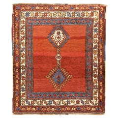 Tapis antique persan d'Azerbaïdjan avec détails floraux bleus et rouges sur fond ivoire