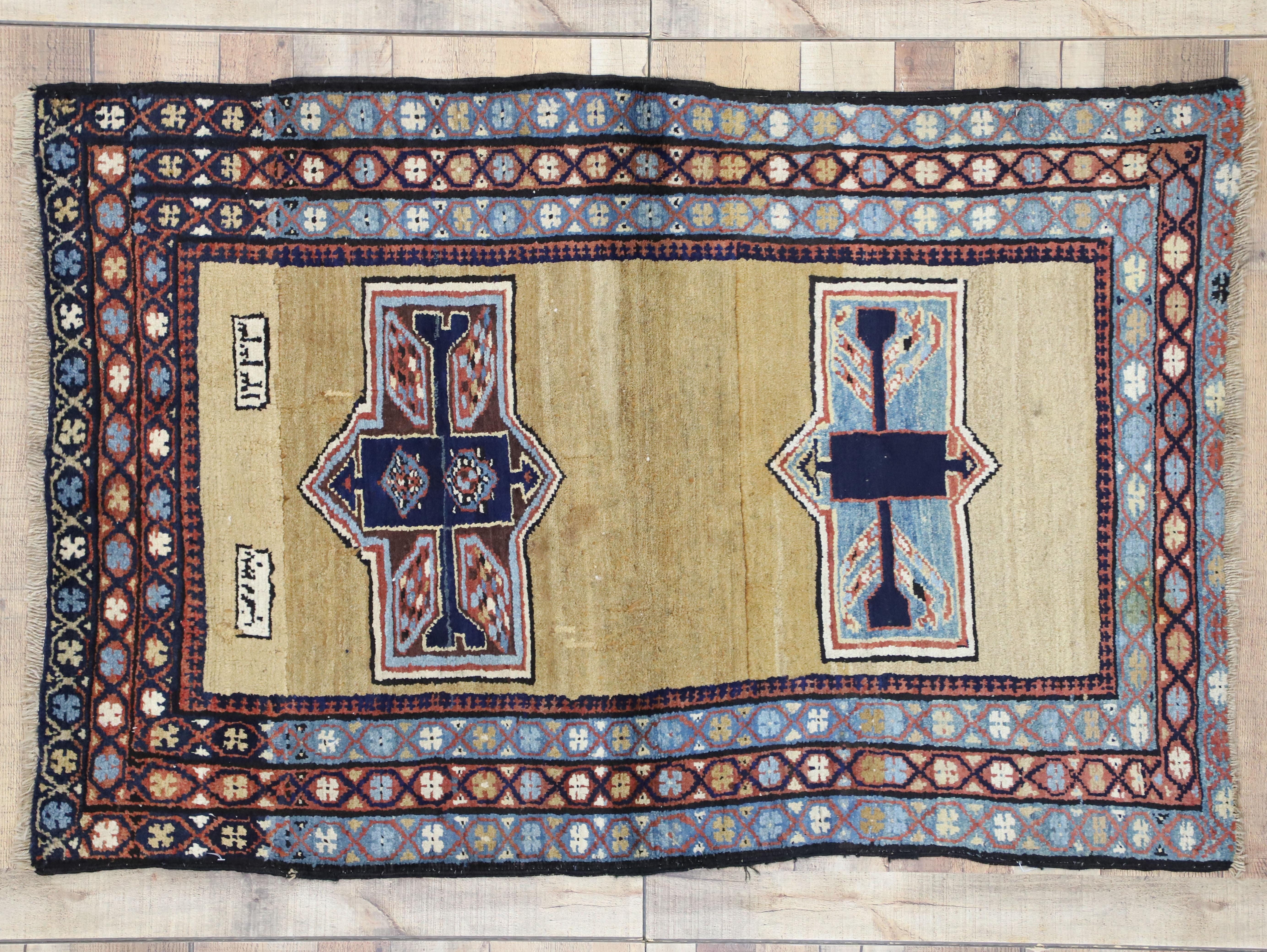 20ième siècle Tapis persan ancien d'Azerbaïdjan avec motif tribal, style moderne du milieu du siècle dernier en vente