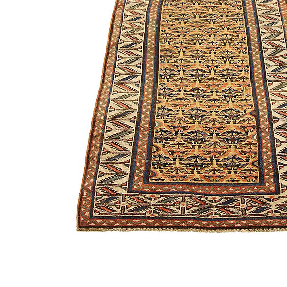 Persiano Antico tappeto runner persiano dell'Azerbaijan con dettagli tribali in blu e rosa in vendita