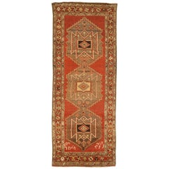 Tapis persan ancien de la région d'Azerbaïdjan avec motif tribal sur terrain rouge