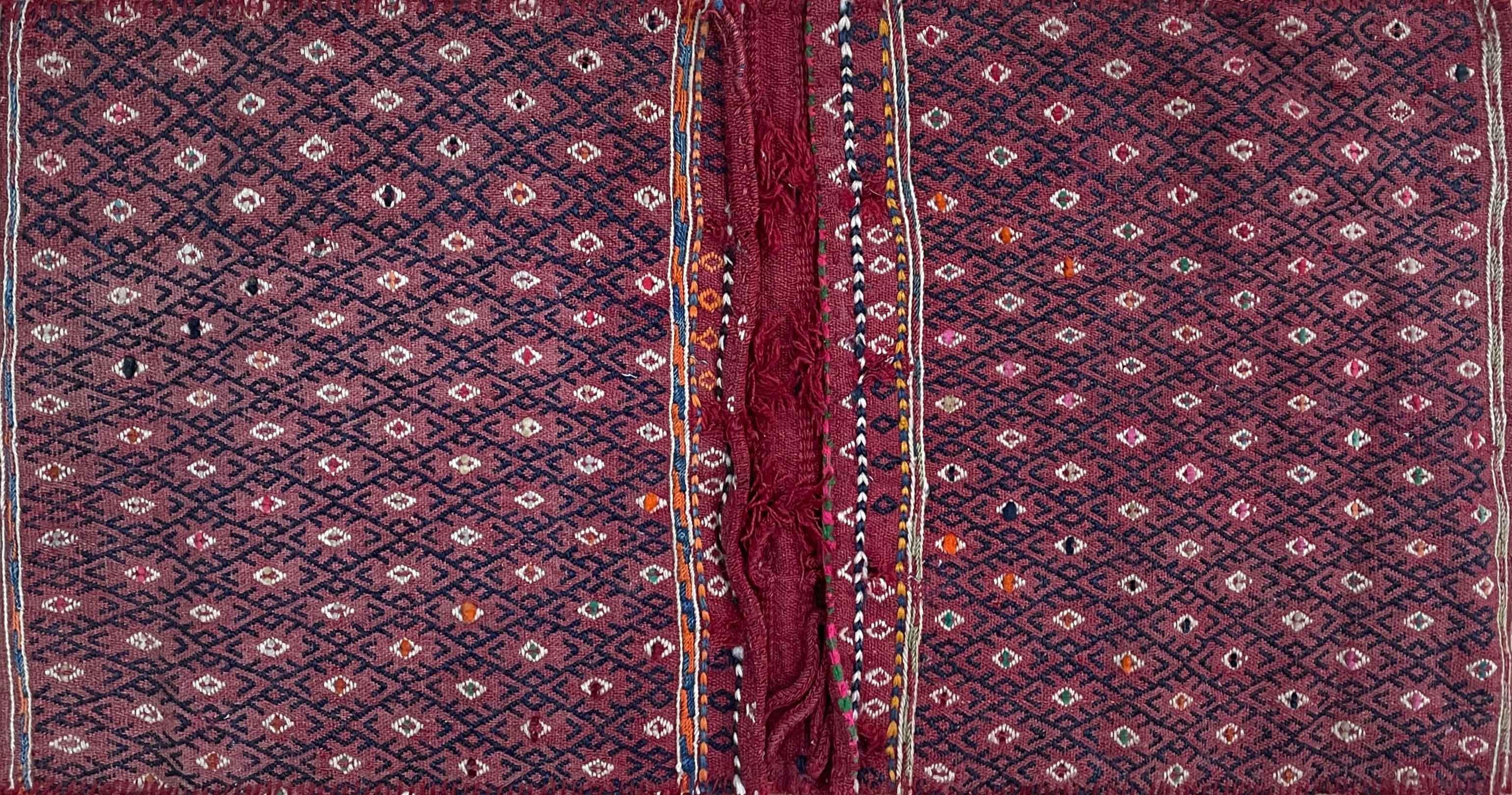 Kilim o alfombra de tejido plano hecha para alforja, se ha utilizado en el pasado para cuidar la comida de las mulas y hoy en día la utilizan los coleccionistas o simplemente como textil decorativo. 