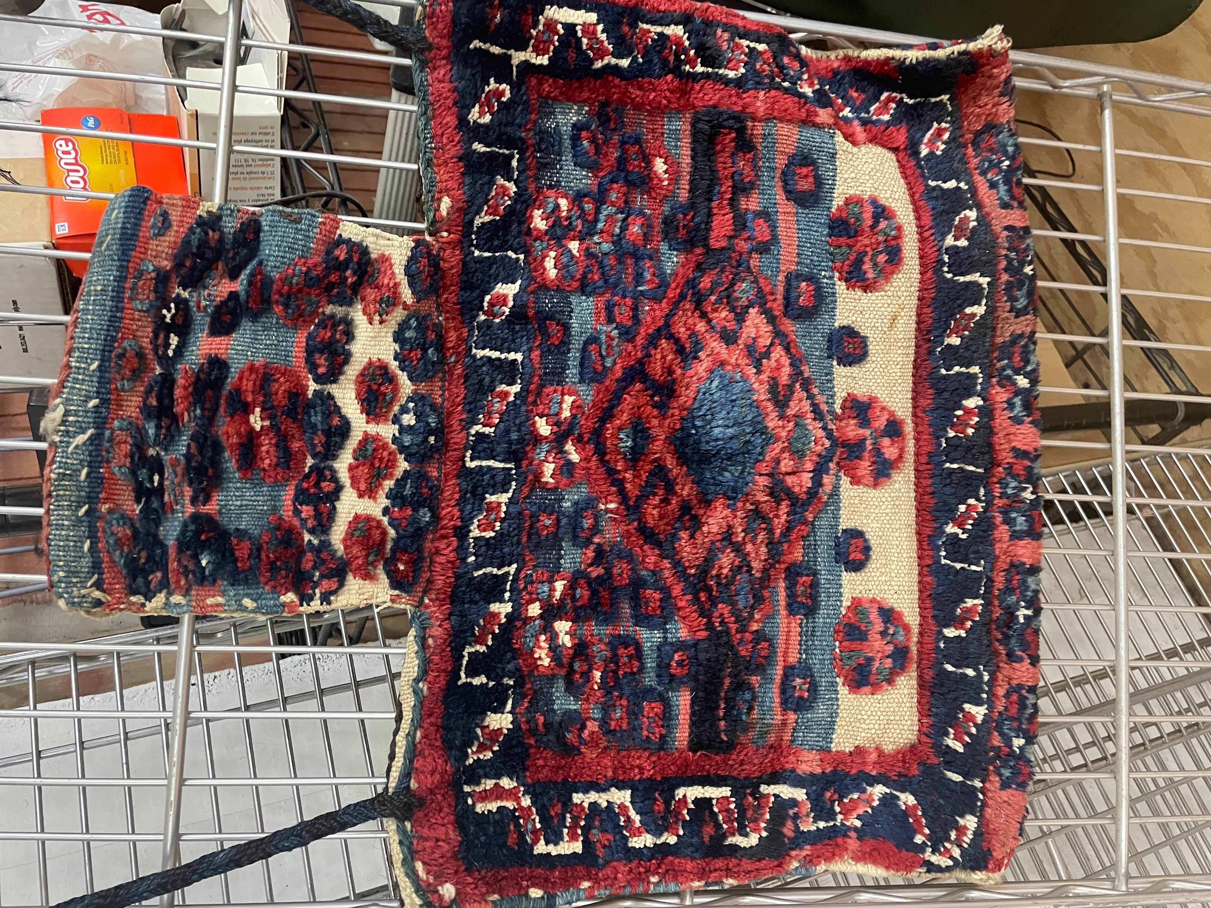 Antica borsa di sale persiana realizzata in parte a trama piatta o kilim e in parte a pelo. 
Molto insolito.